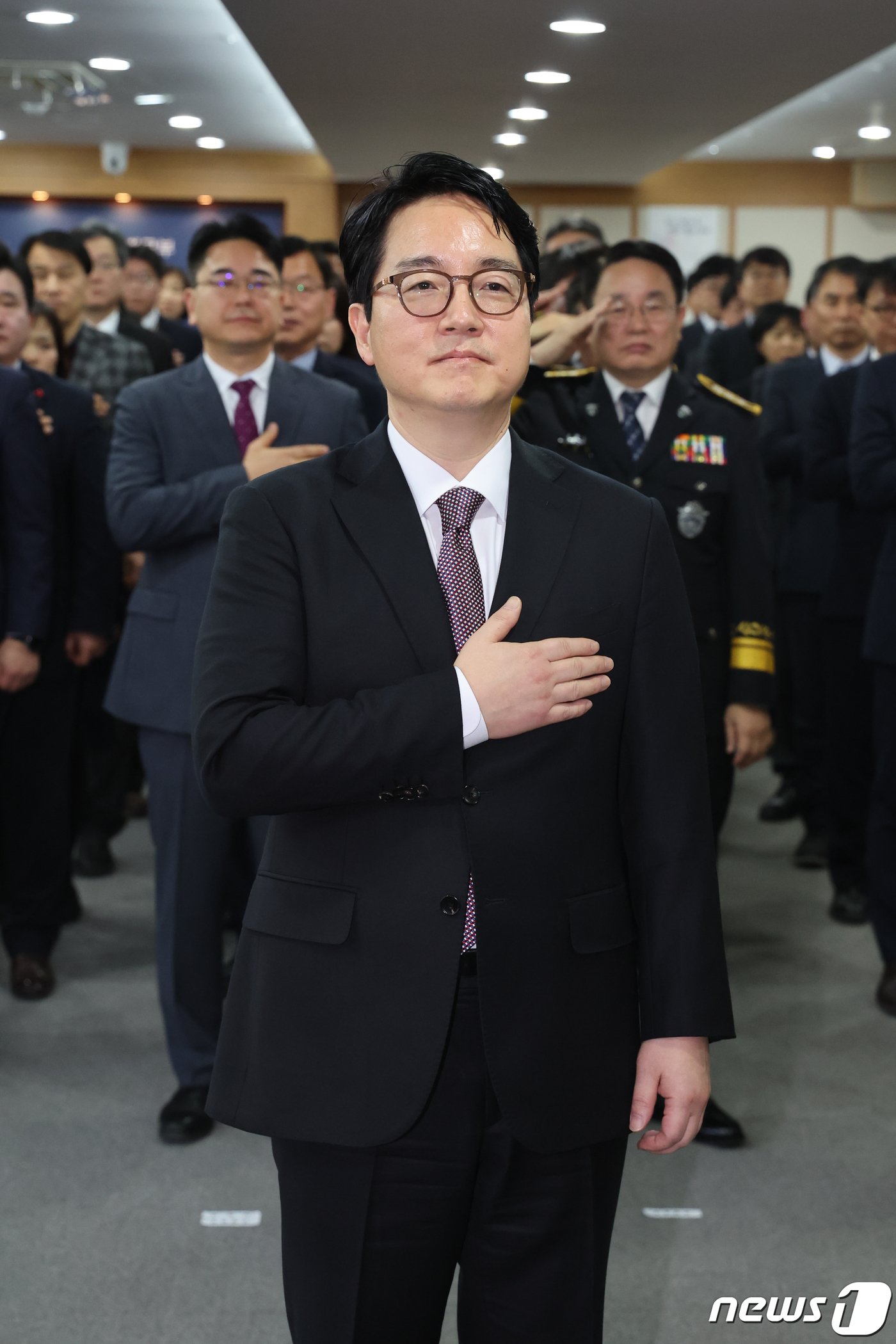 본문 이미지 - 심우정 신임 법무부 차관이 19일 오전 경기 과천시 정부과천청사 법무부에서 열린 취임식에서 국민의례를 하고 있다. 2024.1.19/뉴스1 ⓒ News1 황기선 기자