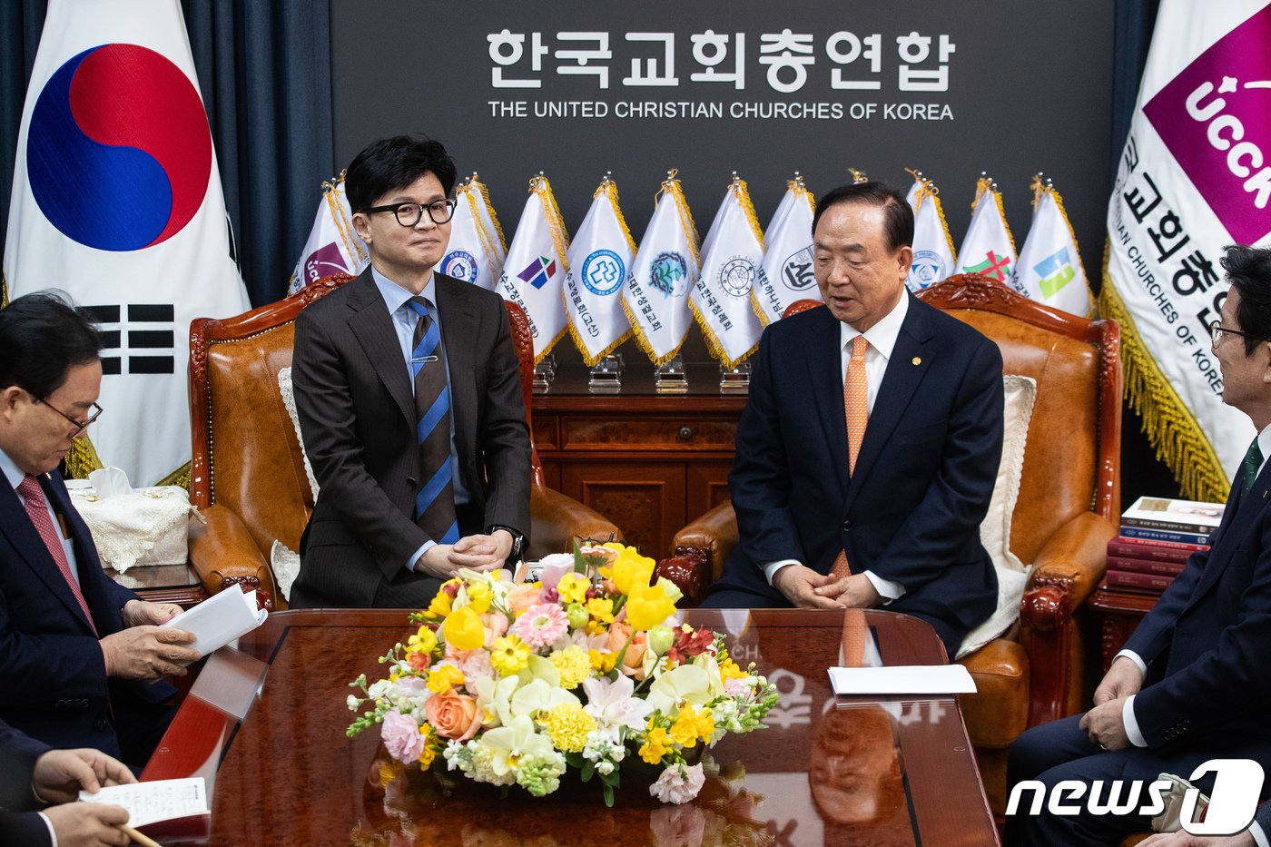 한동훈 국민의힘 비상대책위원장이 19일 서울 종로구 한국기독교회관 내 한국교회총연합을 찾아 장종현 대표회장을 예방, 환담을 나누고 있다. 2024.1.19/뉴스1 ⓒ News1 유승관 기자