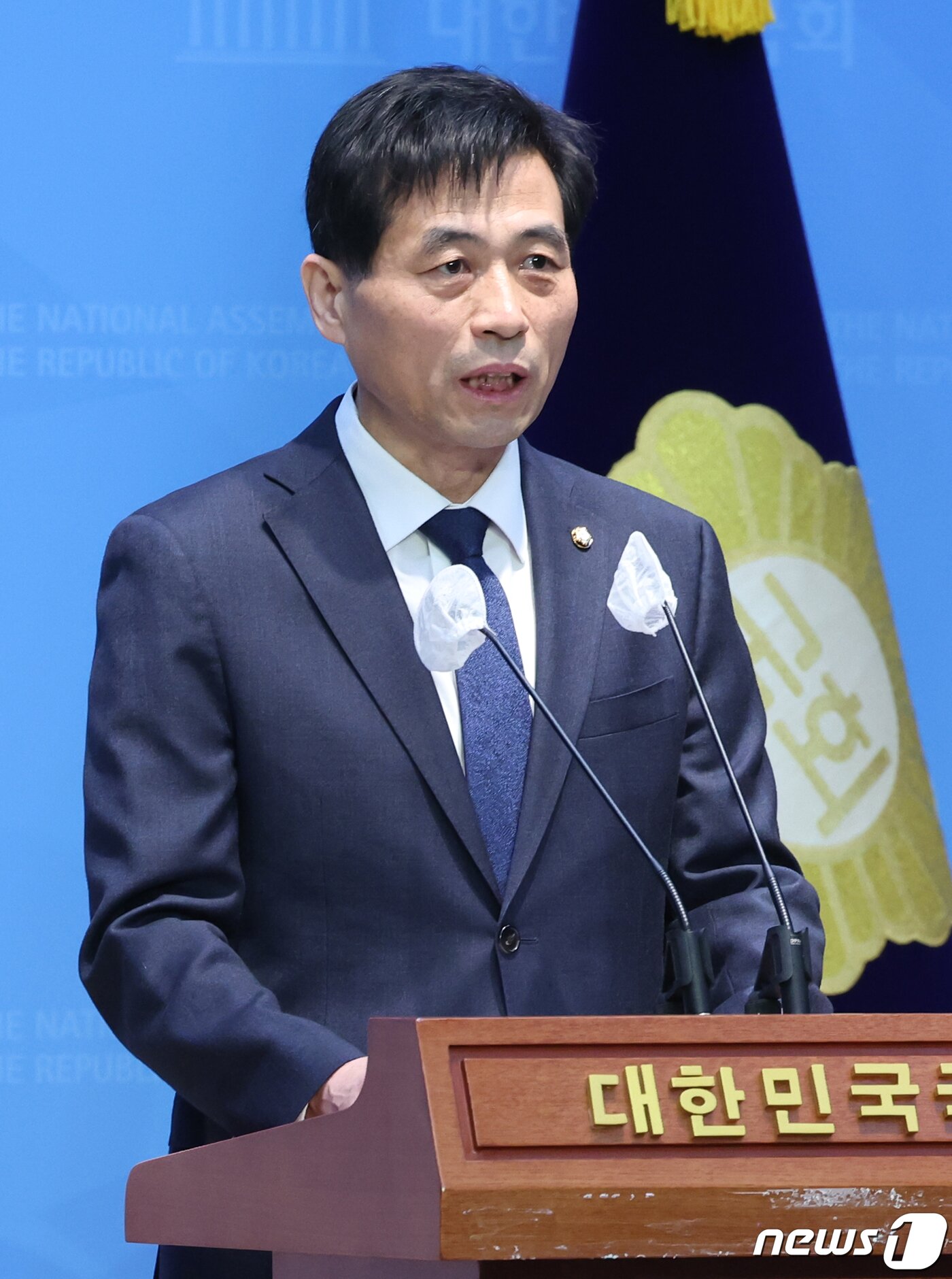 본문 이미지 - 김민기 더불어민주당 의원이 19일 서울 여의도 국회 소통관에서 제22대 총선 불출마 선언 기자회견을 하고 있다. 2024.1.19/뉴스1 ⓒ News1 송원영 기자