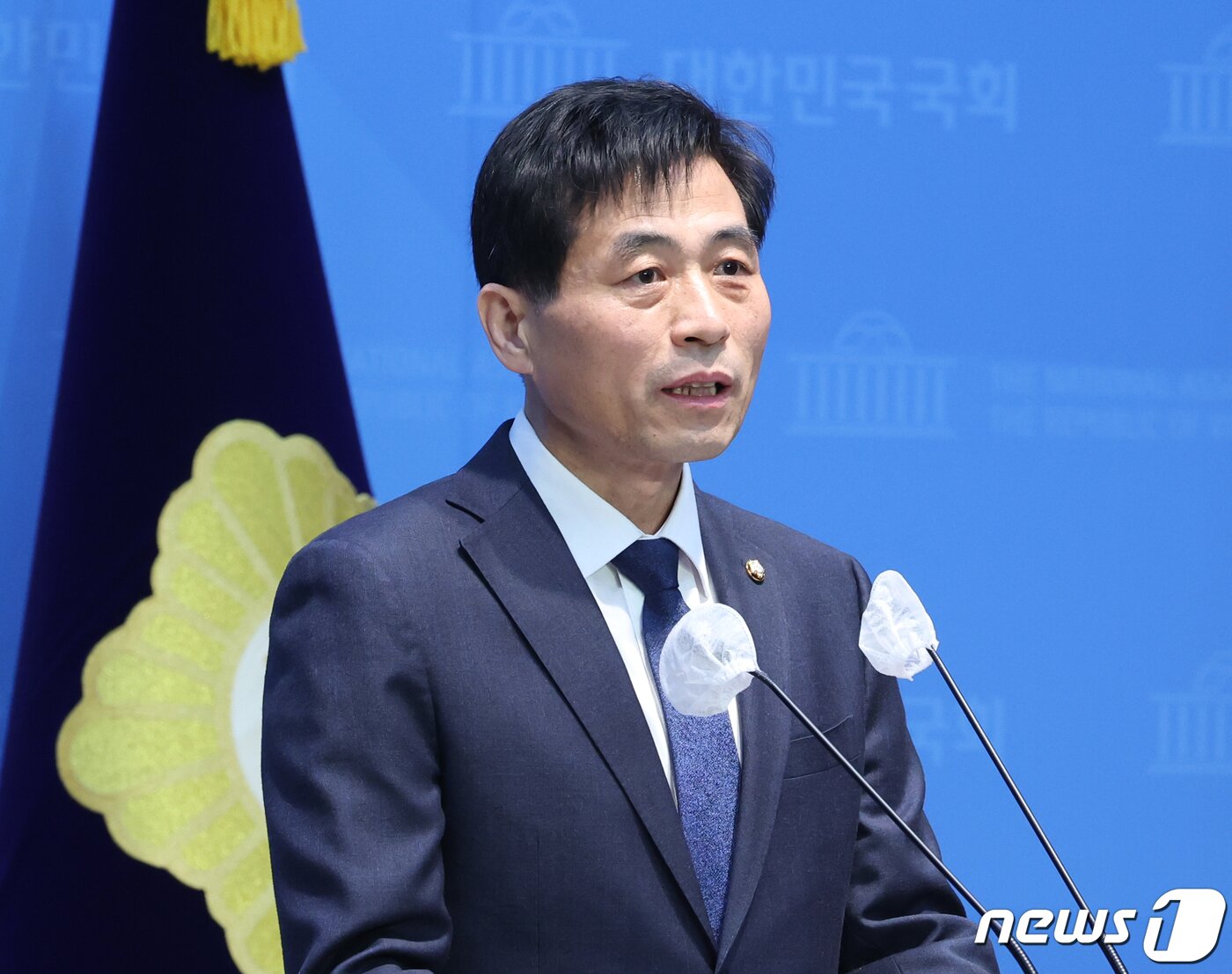본문 이미지 - 김민기 더불어민주당 의원이 19일 서울 여의도 국회 소통관에서 제22대 총선 불출마 선언 기자회견을 하고 있다. 2024.1.19/뉴스1 ⓒ News1 송원영 기자
