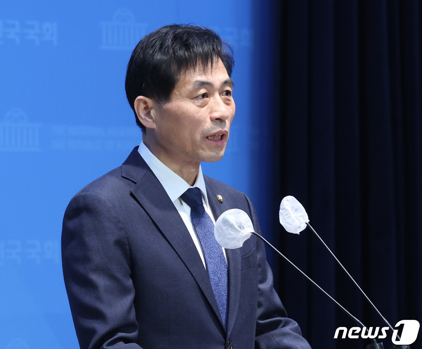본문 이미지 - 김민기 더불어민주당 의원이 19일 서울 여의도 국회 소통관에서 제22대 총선 불출마 선언 기자회견을 하고 있다. 2024.1.19/뉴스1 ⓒ News1 송원영 기자