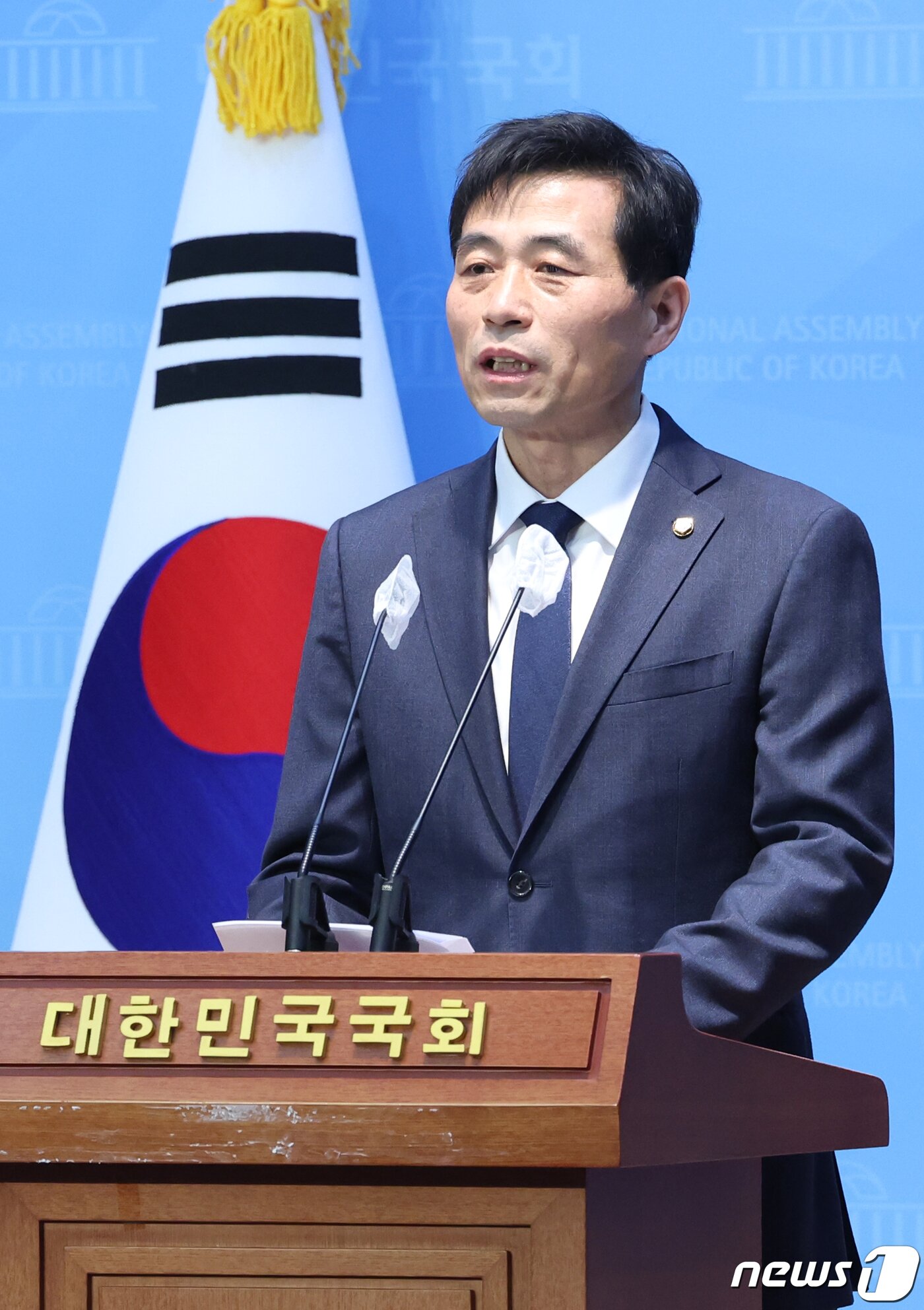 본문 이미지 - 김민기 더불어민주당 의원이 19일 서울 여의도 국회 소통관에서 제22대 총선 불출마 선언 기자회견을 하고 있다. 2024.1.19/뉴스1 ⓒ News1 송원영 기자