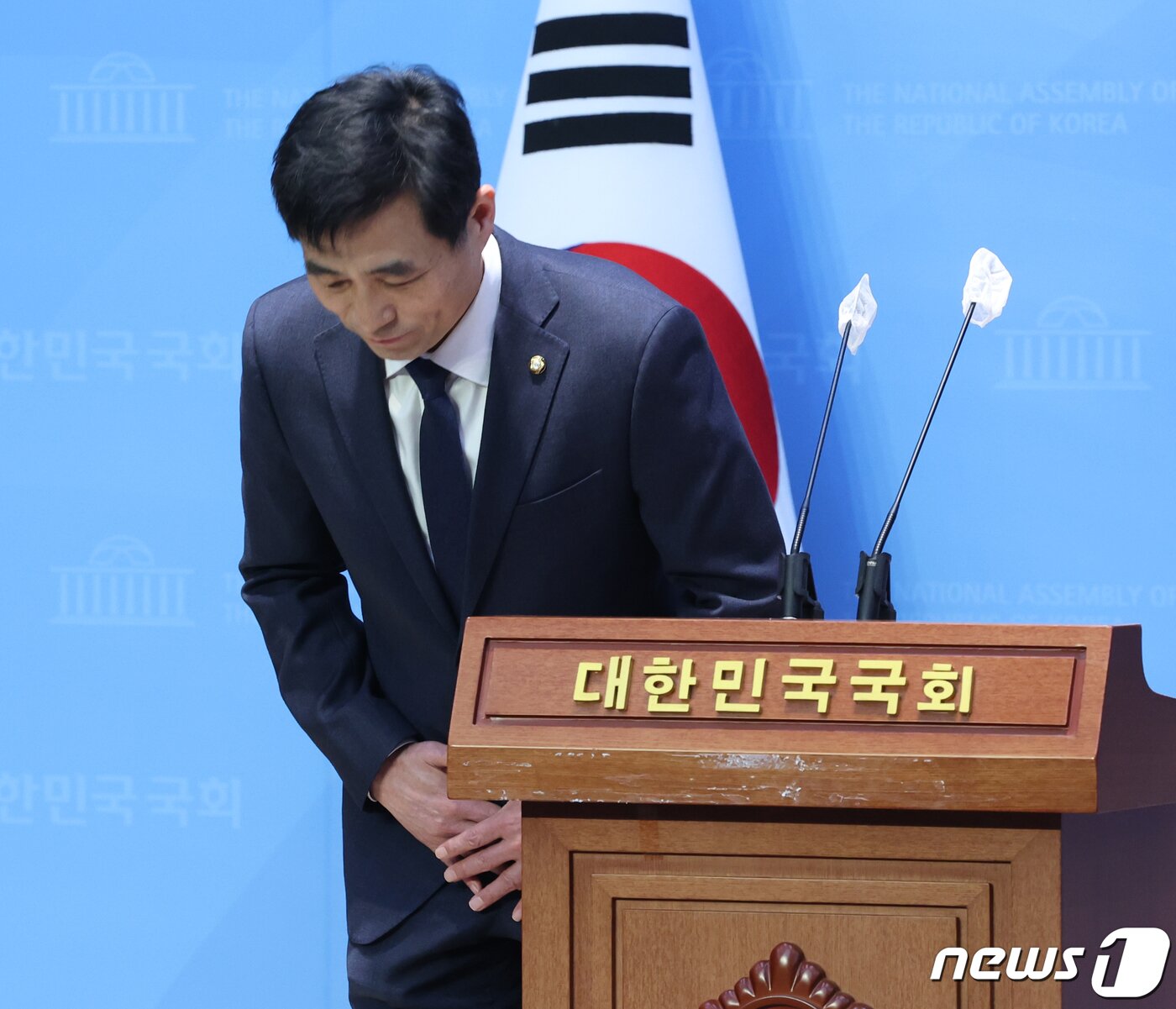 본문 이미지 - 김민기 더불어민주당 의원이 19일 서울 여의도 국회 소통관에서 열린 제22대 총선 불출마 선언 기자회견에서 인사를 하고 있다. 2024.1.19/뉴스1 ⓒ News1 송원영 기자