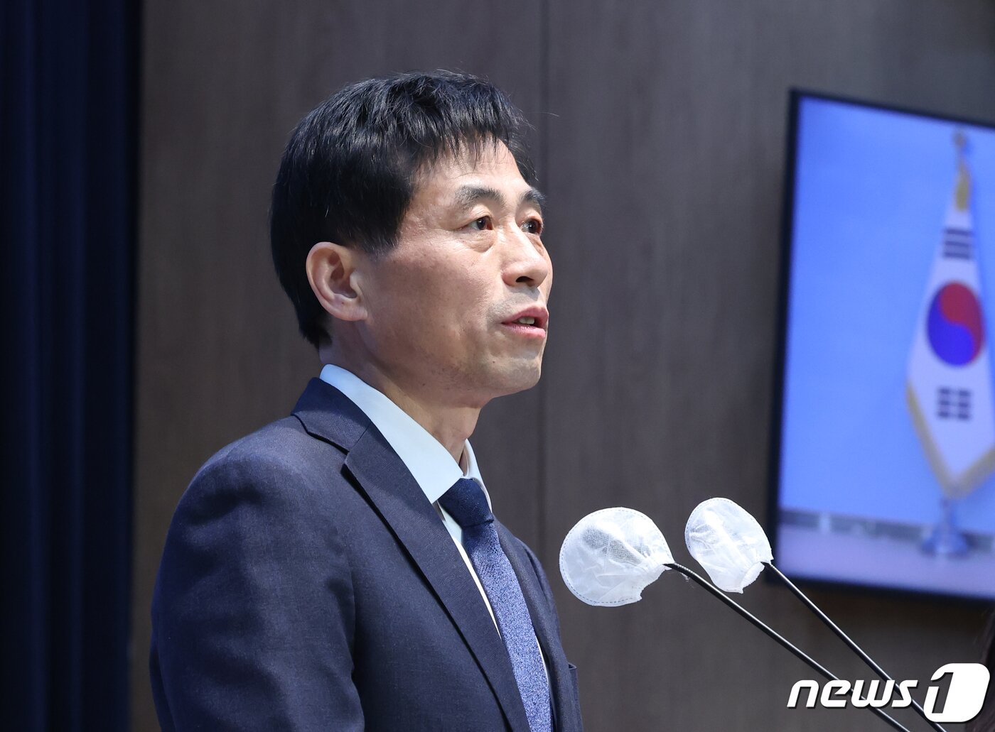 본문 이미지 - 김민기 더불어민주당 의원이 19일 서울 여의도 국회 소통관에서 제22대 총선 불출마 선언 기자회견을 하고 있다. 2024.1.19/뉴스1 ⓒ News1 송원영 기자