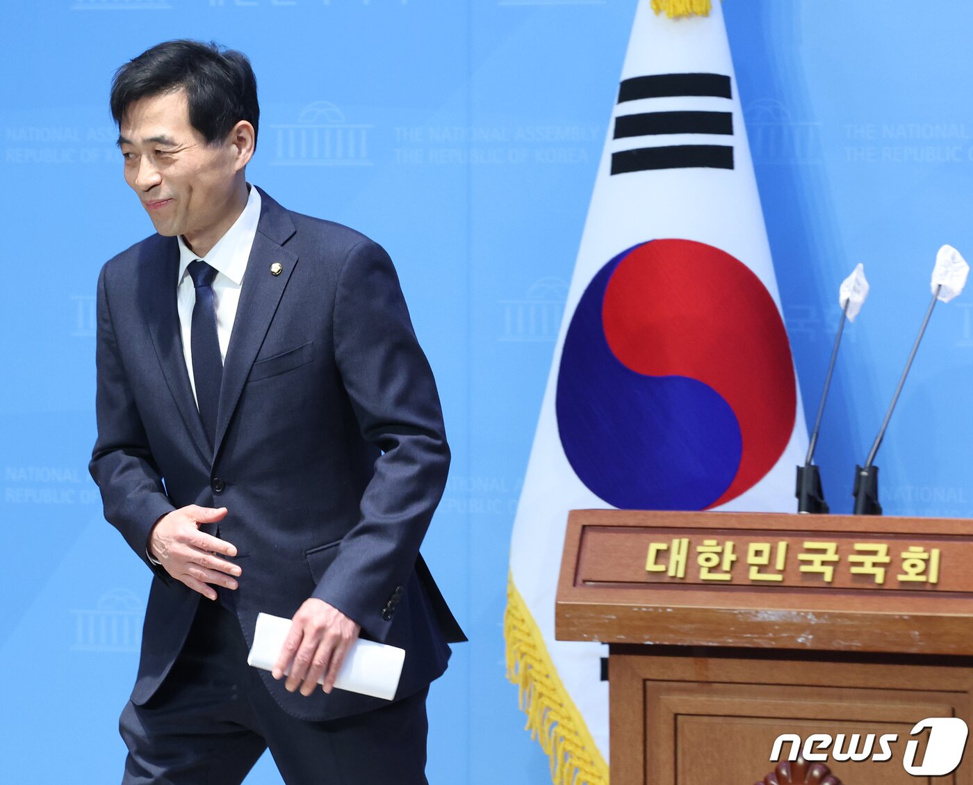 본문 이미지 - 김민기 더불어민주당 의원이 19일 서울 여의도 국회 소통관에서 열린 제22대 총선 불출마 선언 기자회견을 마치고 회견장을 나서고 있다. 2024.1.19/뉴스1 ⓒ News1 송원영 기자