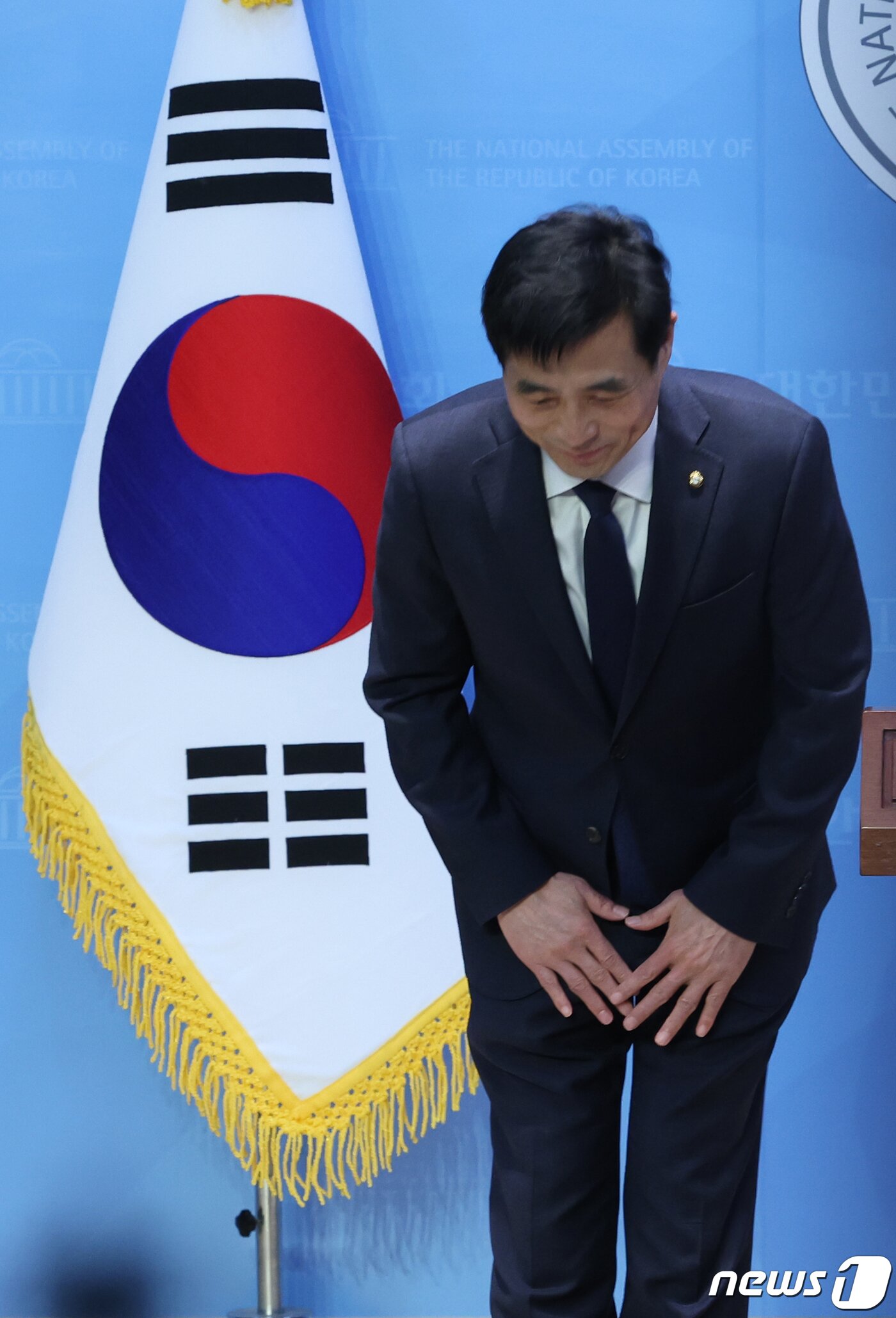 본문 이미지 - 김민기 더불어민주당 의원이 19일 서울 여의도 국회 소통관에서 열린 제22대 총선 불출마 선언 기자회견에서 인사를 하고 있다. 2024.1.19/뉴스1 ⓒ News1 송원영 기자