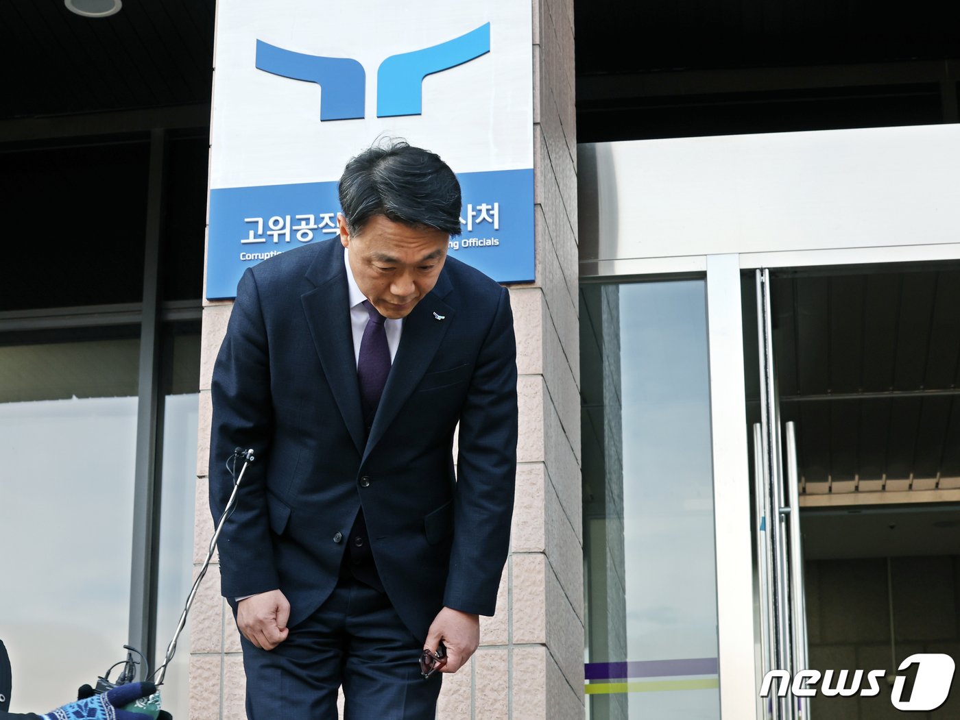 본문 이미지 - 김진욱 고위공직자범죄수사처장이 19일 오전 경기 과천 정부과천청사에서 열린 이임식을 마치고 나서며 인사를 하고 있다. 2024.1.19/뉴스1 ⓒ News1 황기선 기자
