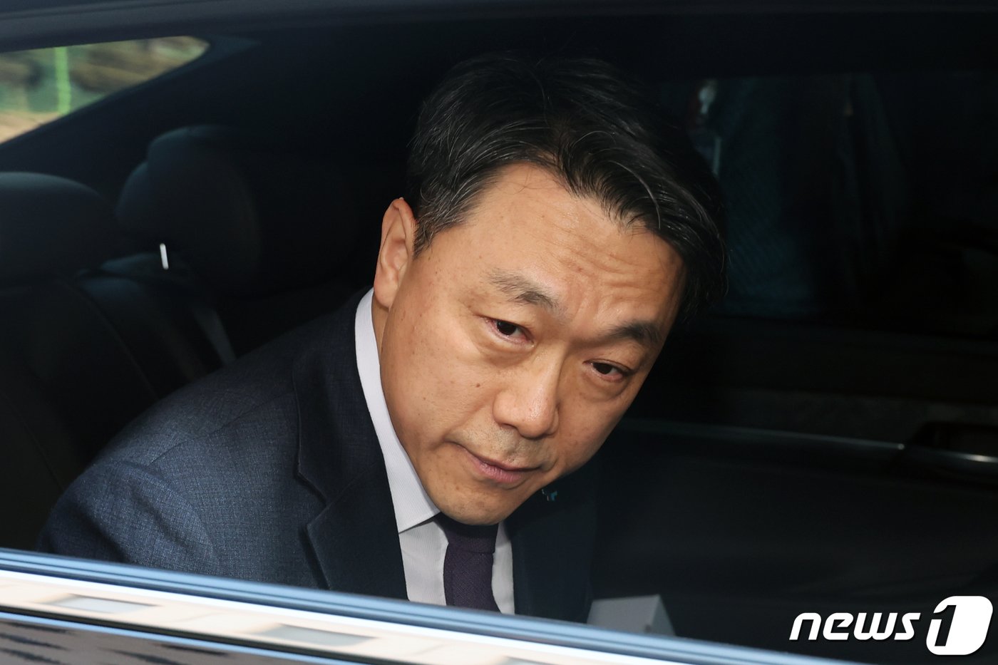 본문 이미지 - 김진욱 고위공직자범죄수사처장이 19일 오전 경기 과천 공수처에서 열린 이임식을 마치고 나서 차량에 탑승해 인사를 하고 있다. 2024.1.19/뉴스1 ⓒ News1 황기선 기자