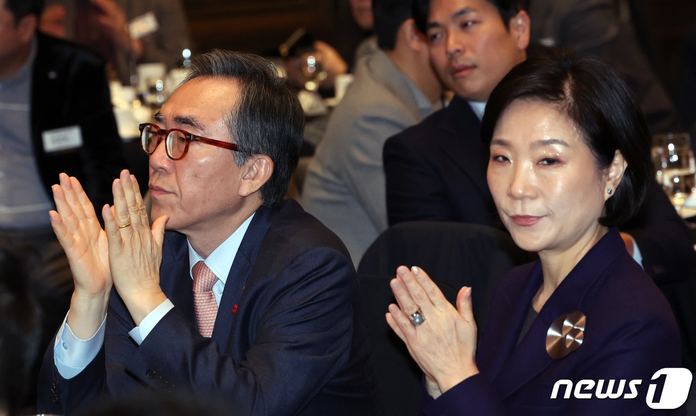본문 이미지 - 조태열 외교부 장관과 오영주 중소벤처기업부 장관이 19일 오전 서울 서초구 양재동 엘타워에서 열린 2024년 혁신벤처업계 신년인사회에서 손뼉을 치고 있다. 2024.1.19/뉴스1 ⓒ News1 김명섭 기자
