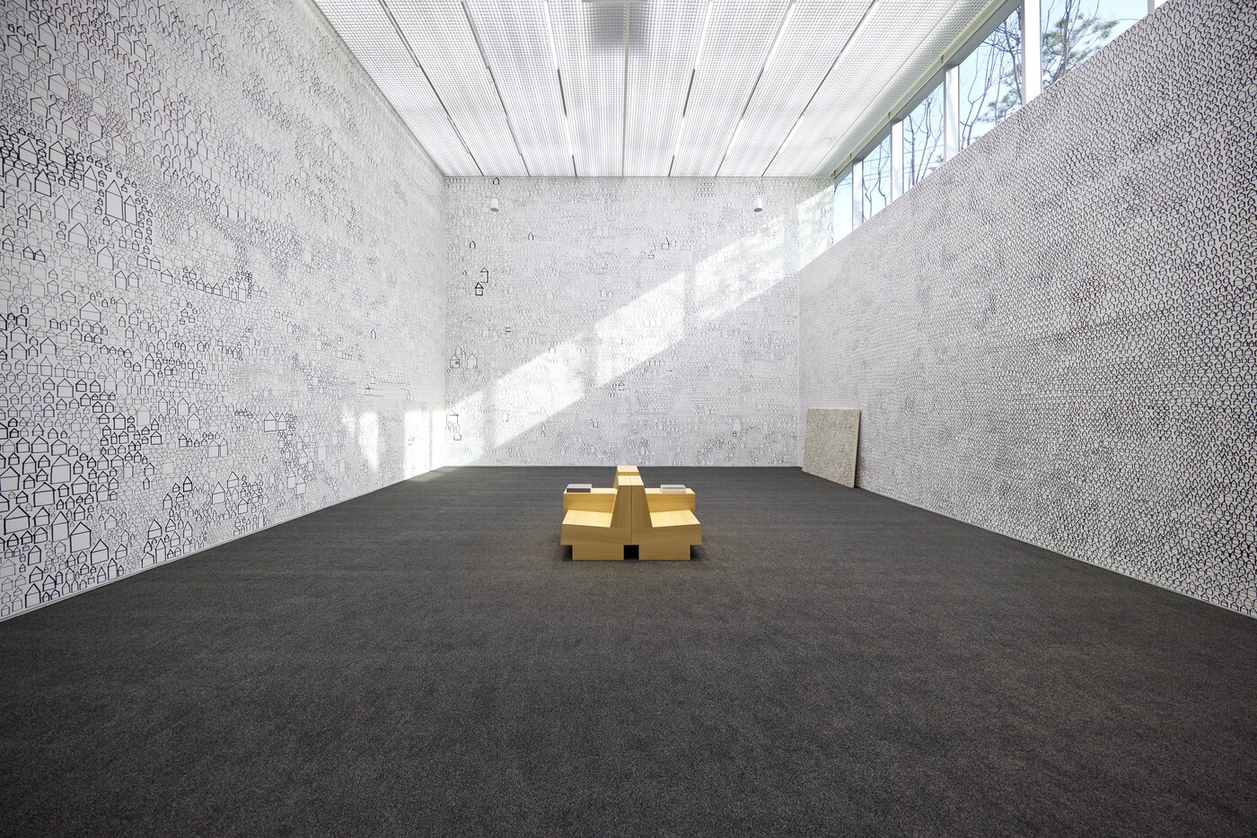 본문 이미지 - 박미나와 Sasa[44], 〈집 안〉, 2002(2023), 벽에 마커, 가변 크기. 서울시립미술관 제공.