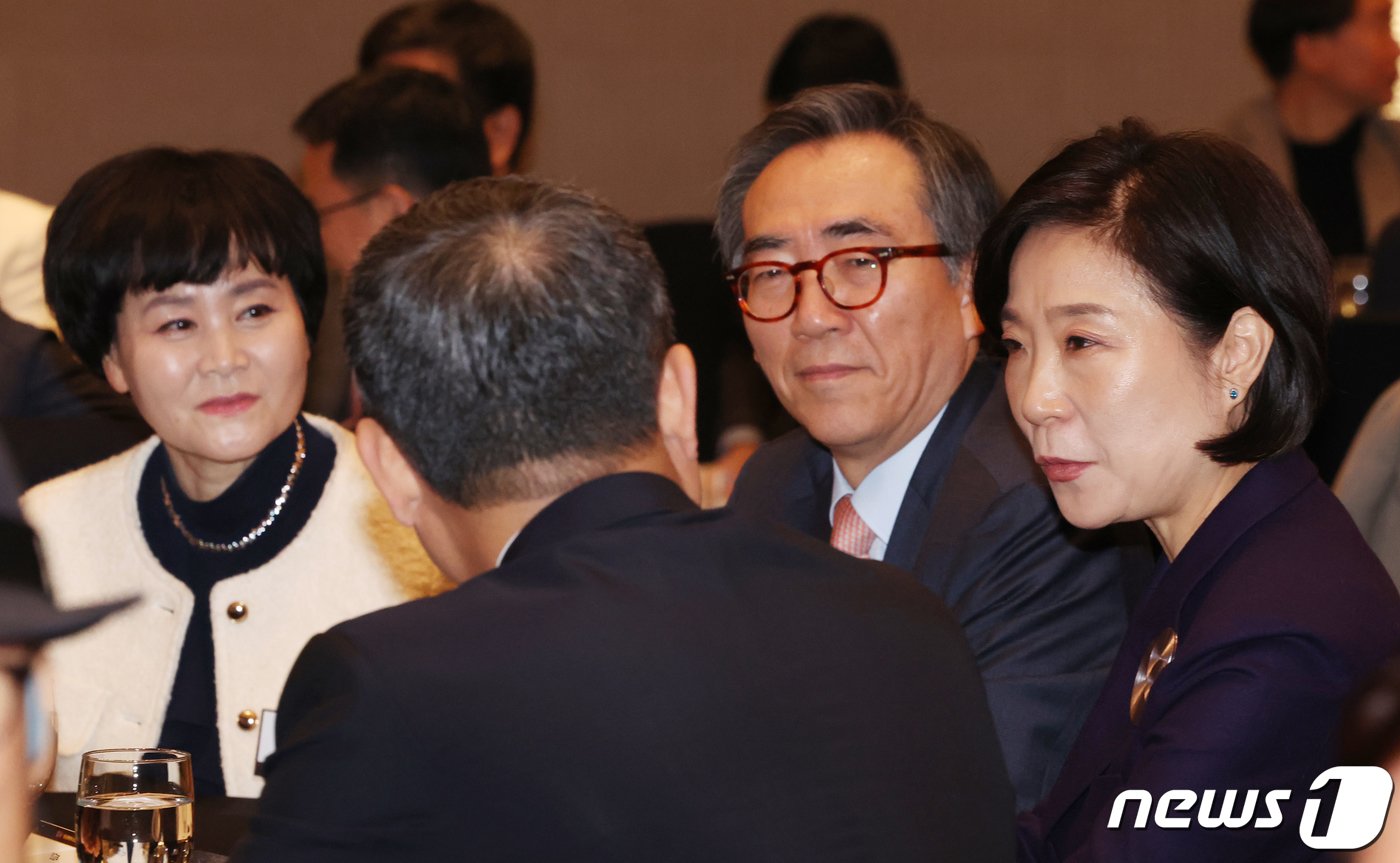 본문 이미지 - 조태열 외교부 장관과 오영주 중소벤처기업부 장관이 19일 오전 서울 서초구 양재동 엘타워에서 열린 2024년 혁신벤처업계 신년인사회에서 성상엽 벤처기업협회 회장과 대화를 하고 있다. 2024.1.19/뉴스1 ⓒ News1 김명섭 기자