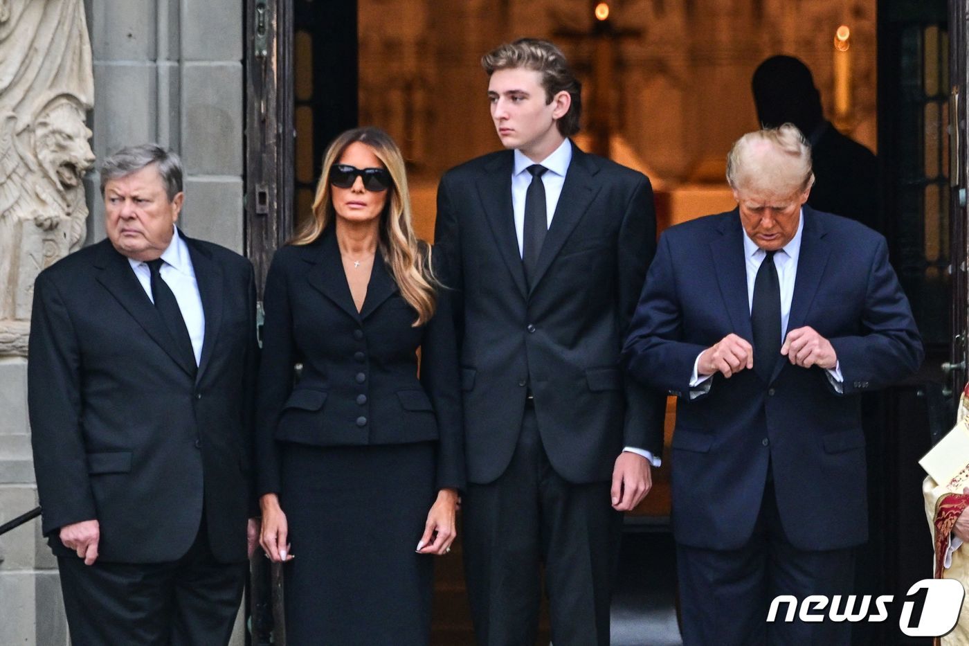 본문 이미지 - 도널드 트럼프 전 미국 대통령과 부인 멜라니아 여사, 아들 배런, 지라니아 여사의 아버지 빅토르 크나브스. 지난 1월 18일 (현지시간) 플로리다주 팜비치의 베데스다바이더씨 교회에서 열린 멜라니아 여사의 어머니인 아말리야 크라브스의 장례식에 참석했을 당시 모습이다. 2024.1.19 ⓒ AFP=뉴스1 ⓒ News1 우동명 기자