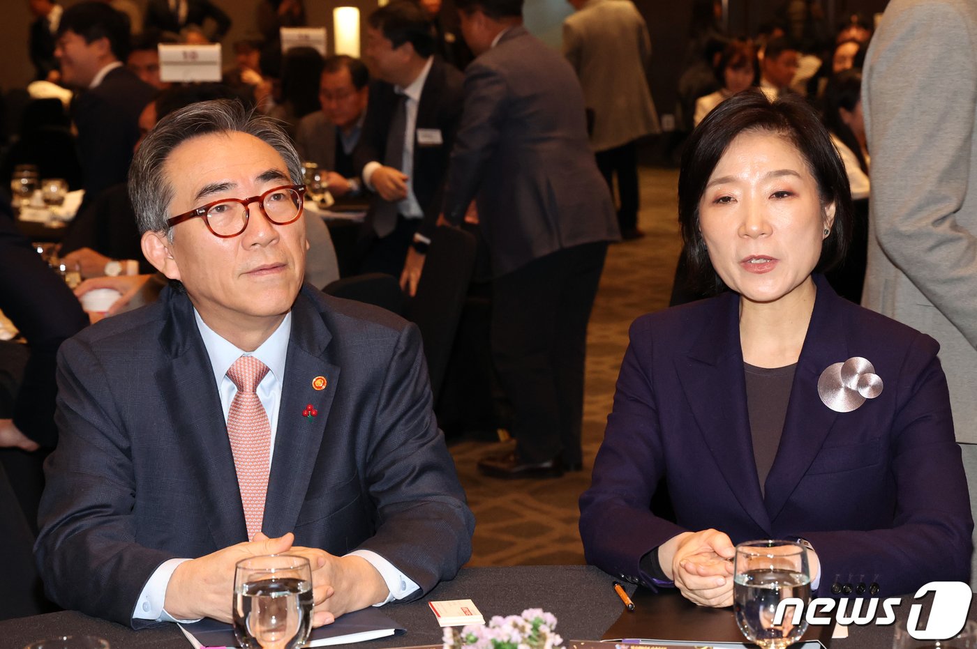 본문 이미지 - 조태열 외교부 장관과 오영주 중소벤처기업부 장관이 19일 오전 서울 서초구 양재동 엘타워에서 열린 2024년 혁신벤처업계 신년인사회에서 대화를 하고 있다. 2024.1.19/뉴스1 ⓒ News1 김명섭 기자
