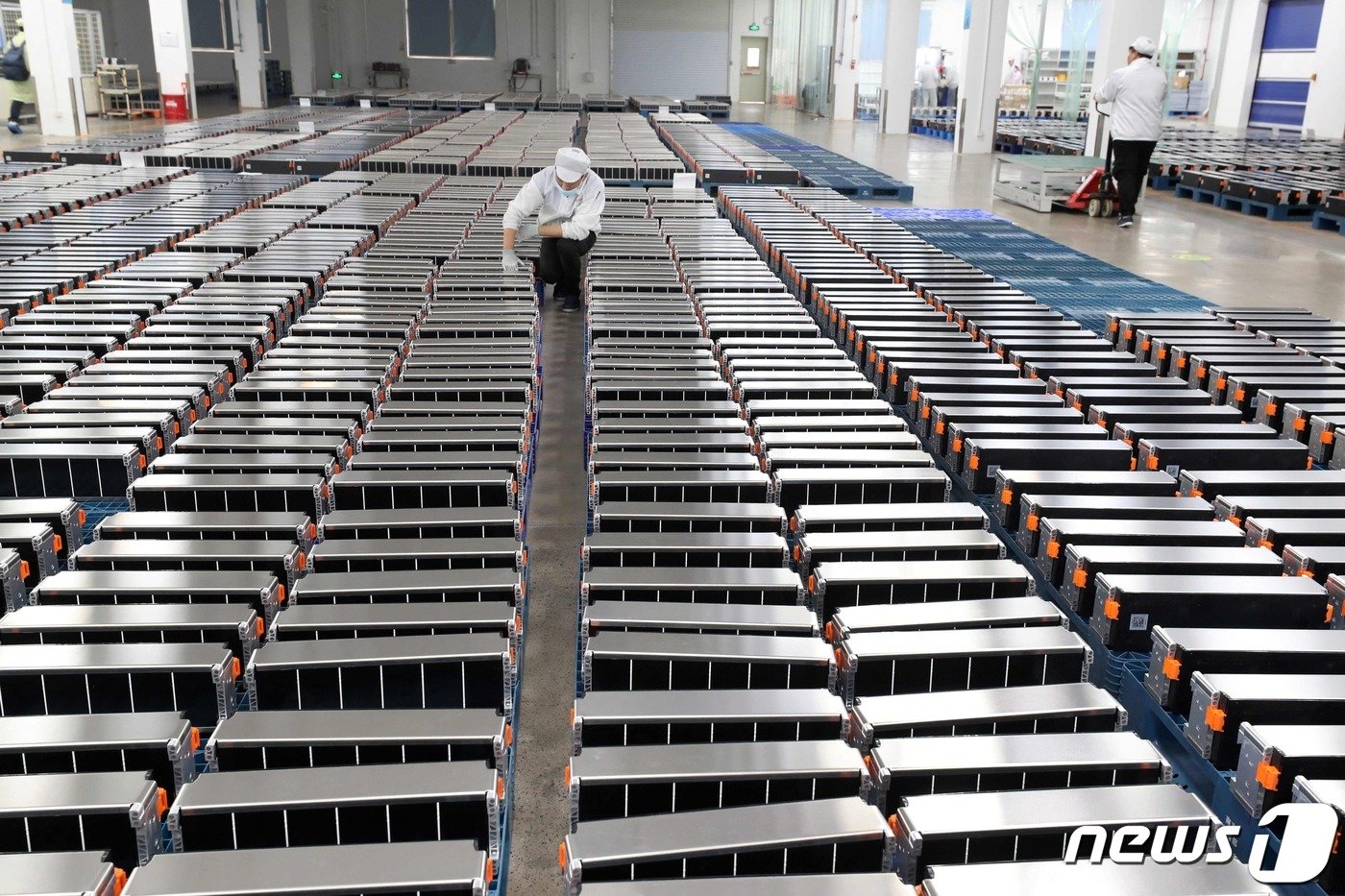 본문 이미지 - 중국 난징에 있는 자동차 배터리용 리튬 제련 공장에서 노동자가 제품을 살펴보고 있다. ⓒ AFP=뉴스1 ⓒ News1