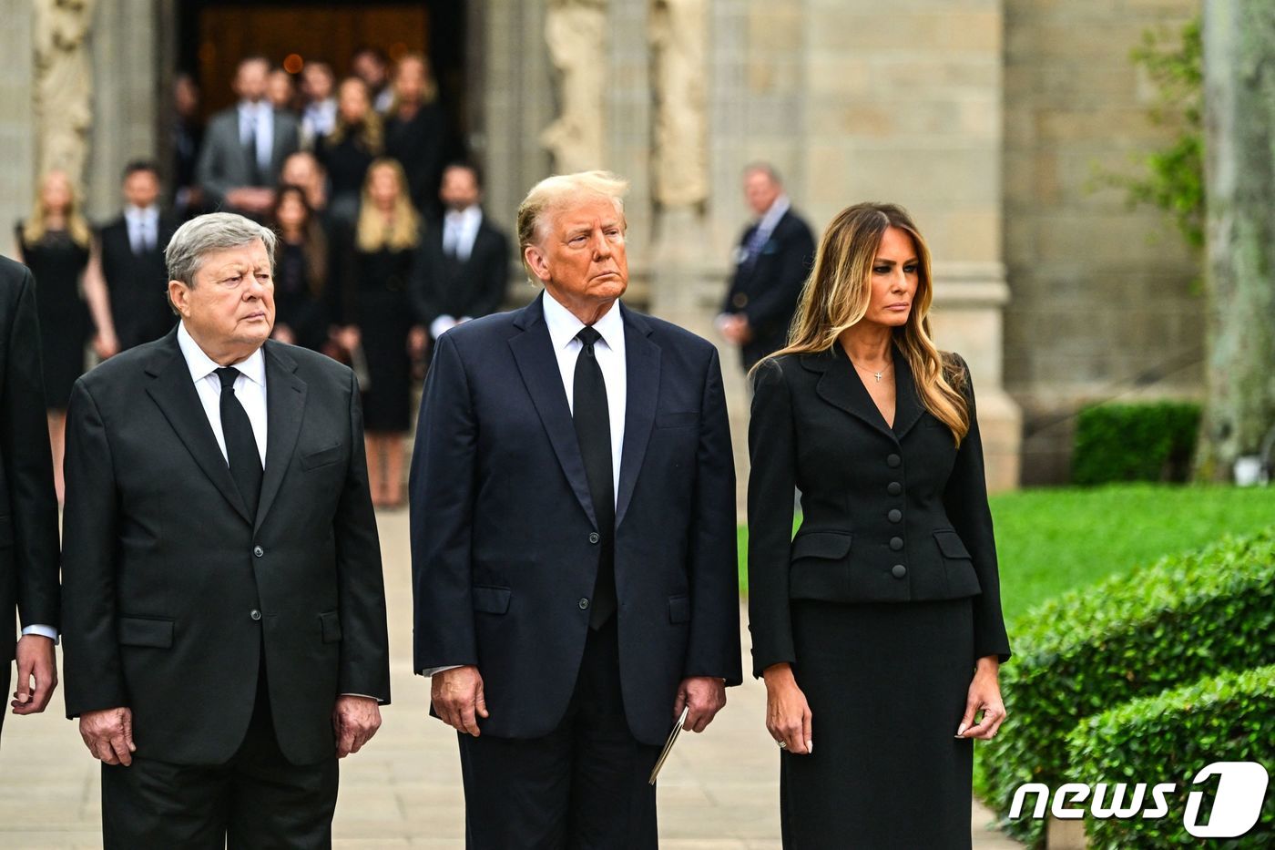 (팜비치 AFP=뉴스1) 우동명 기자 = 도널드 트럼프 전 미국 대통령과 부인 멜라니아 여사, 멜라니아 여사의 아버지 빅토르 크나브스가 18일 (현지시간) 플로리다주 팜비치의 베데 …