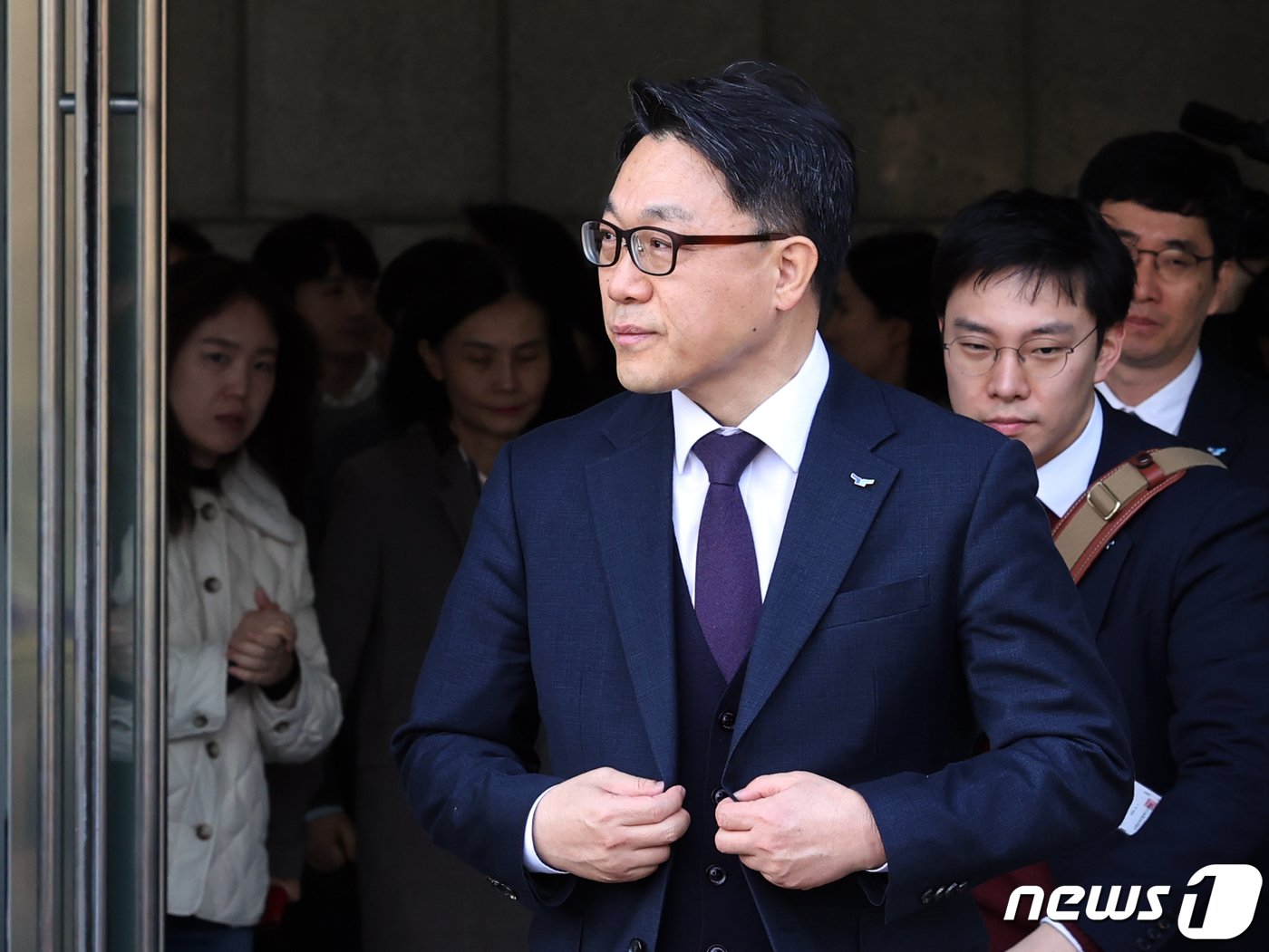 본문 이미지 - 김진욱 고위공직자범죄수사처장이 19일 오전 경기 과천 정부과천청사에서 열린 이임식을 마치고 나서고 있다. 2024.1.19/뉴스1 ⓒ News1 황기선 기자