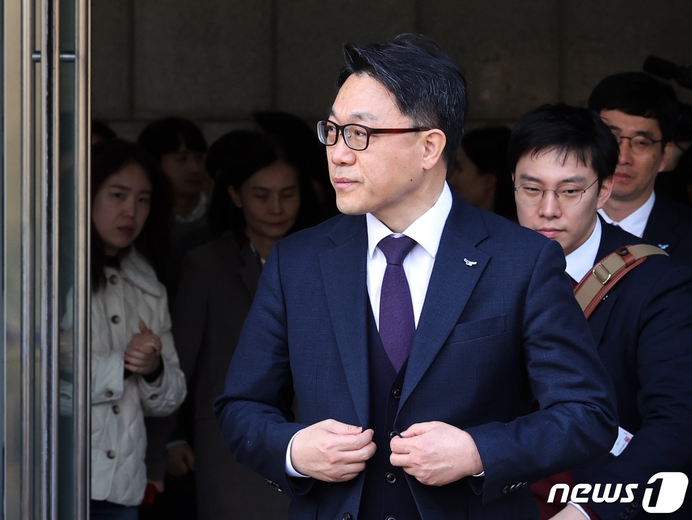 김진욱 고위공직자범죄수사처장이 19일 오전 경기 과천 정부과천청사에서 열린 이임식을 마치고 나서고 있다. 2024.1.19/뉴스1 ⓒ News1 황기선 기자