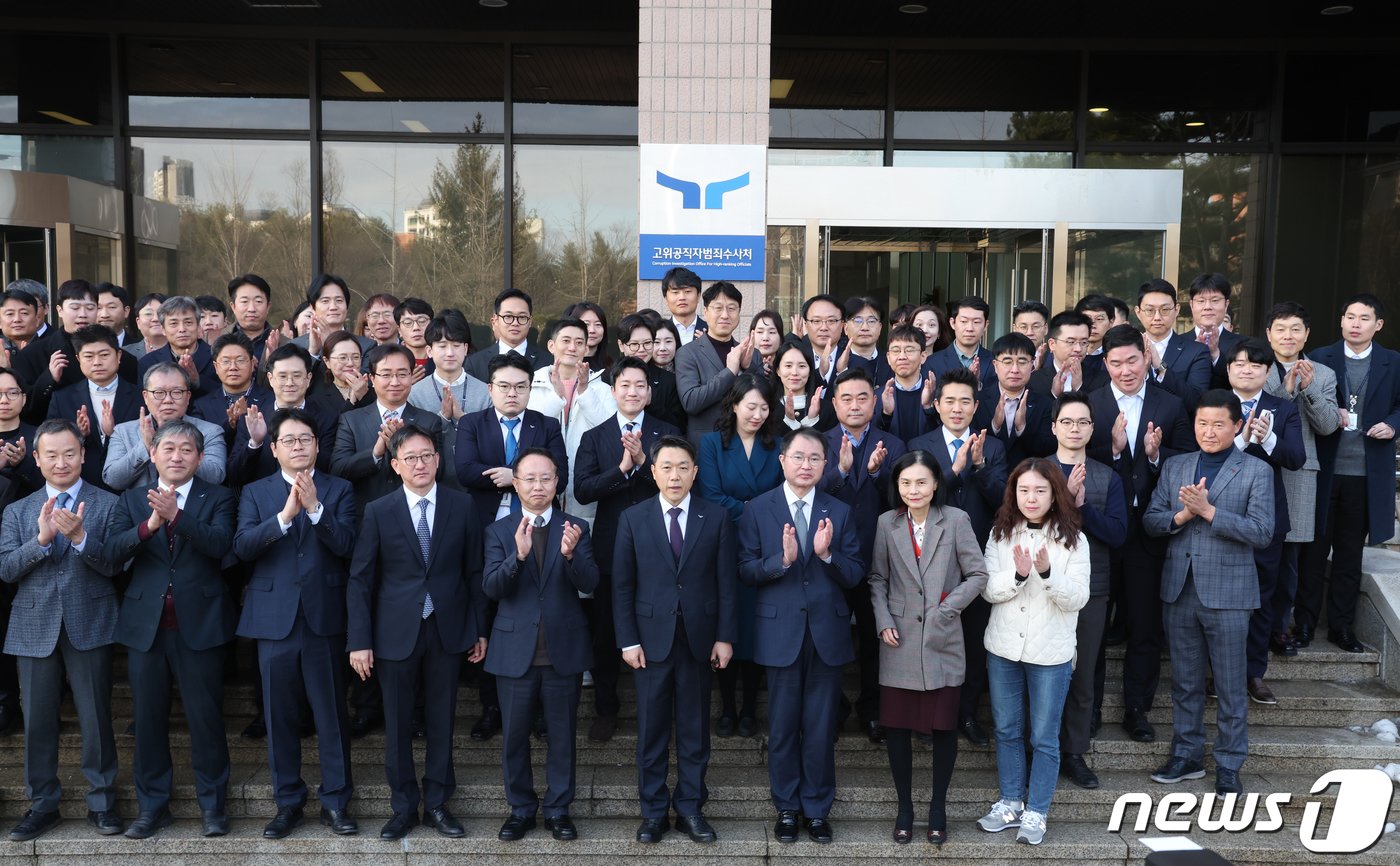 본문 이미지 - 김진욱 고위공직자범죄수사처장이 19일 오전 경기 과천 공수처에서 열린 이임식을 마치고 직원들과 기념촬영을 하고 있다. 2024.1.19/뉴스1 ⓒ News1 황기선 기자