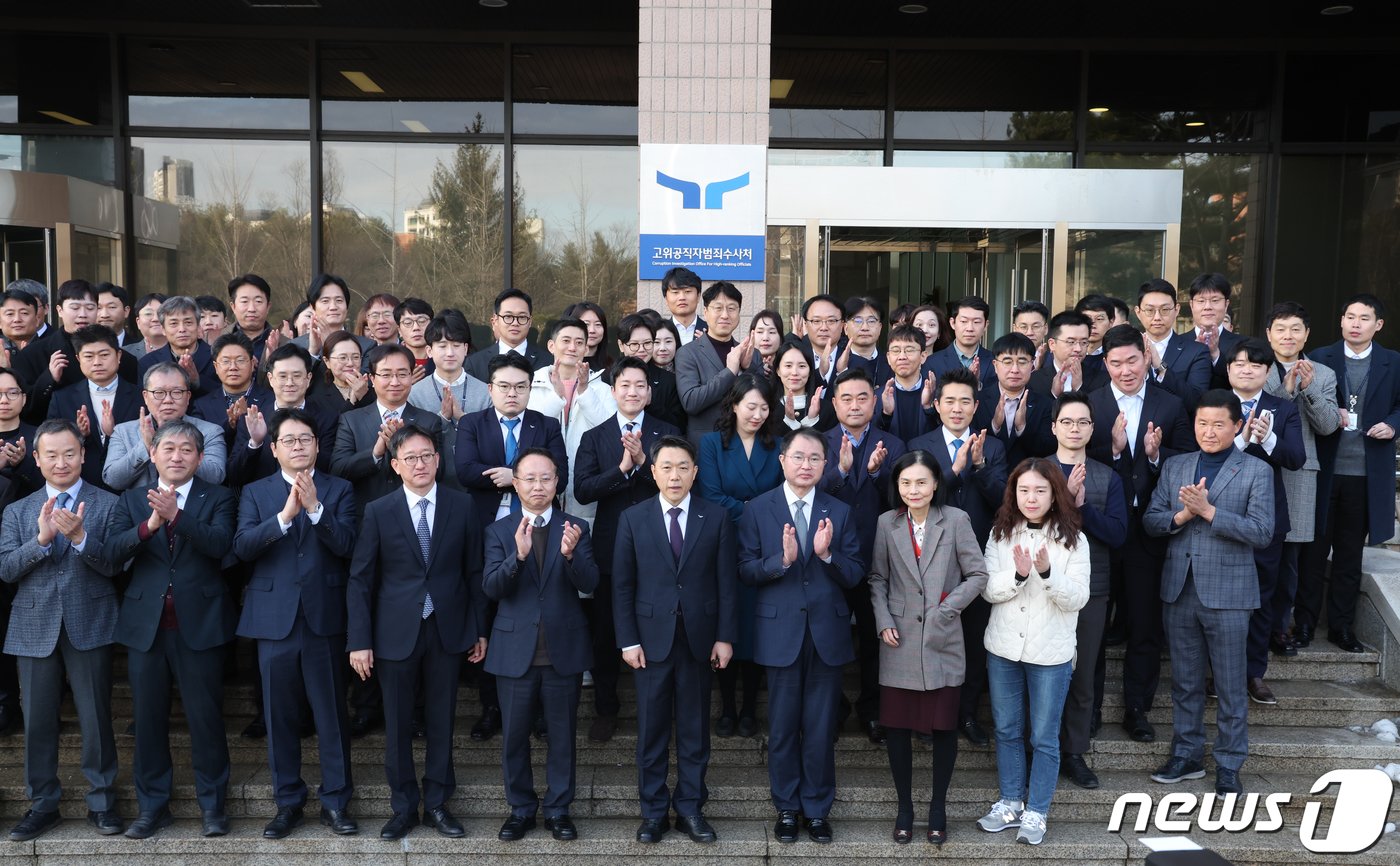 김진욱 고위공직자범죄수사처장이 19일 오전 경기 과천 공수처에서 열린 이임식을 마치고 직원들과 기념촬영을 하고 있다. 2024.1.19/뉴스1 ⓒ News1 황기선 기자