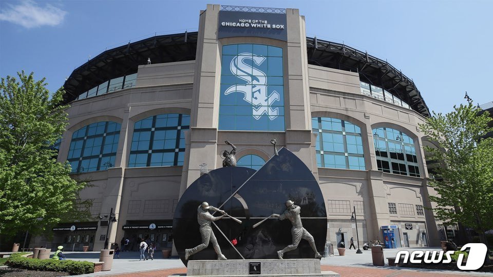 본문 이미지 - 메이저리그&#40;MLB&#41; 시카고 화이트 삭스는 지난해 8월 &#34;2029시즌이 끝나 팀 임대 계약이 끝나면 구장 이전을 추진하겠다&#34;고 밝혔다. NFL 미식축구팀인 시카고 베어스 구장 이전 움직임과 맞물려 지금도 논란이 되고 있다. 사진은 시카고 사우스 사이드에 있는 화이트 삭스 현 구장 개런티드 레이드 필드.