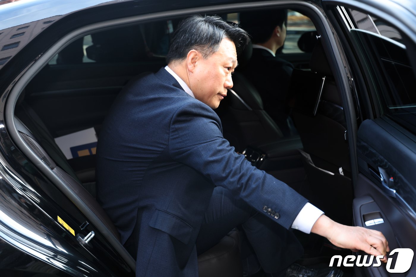 본문 이미지 - 김진욱 고위공직자범죄수사처장이 19일 오전 경기 과천 공수처에서 열린 이임식을 마치고 차량에 탑승하고 있다. 2024.1.19/뉴스1 ⓒ News1 황기선 기자