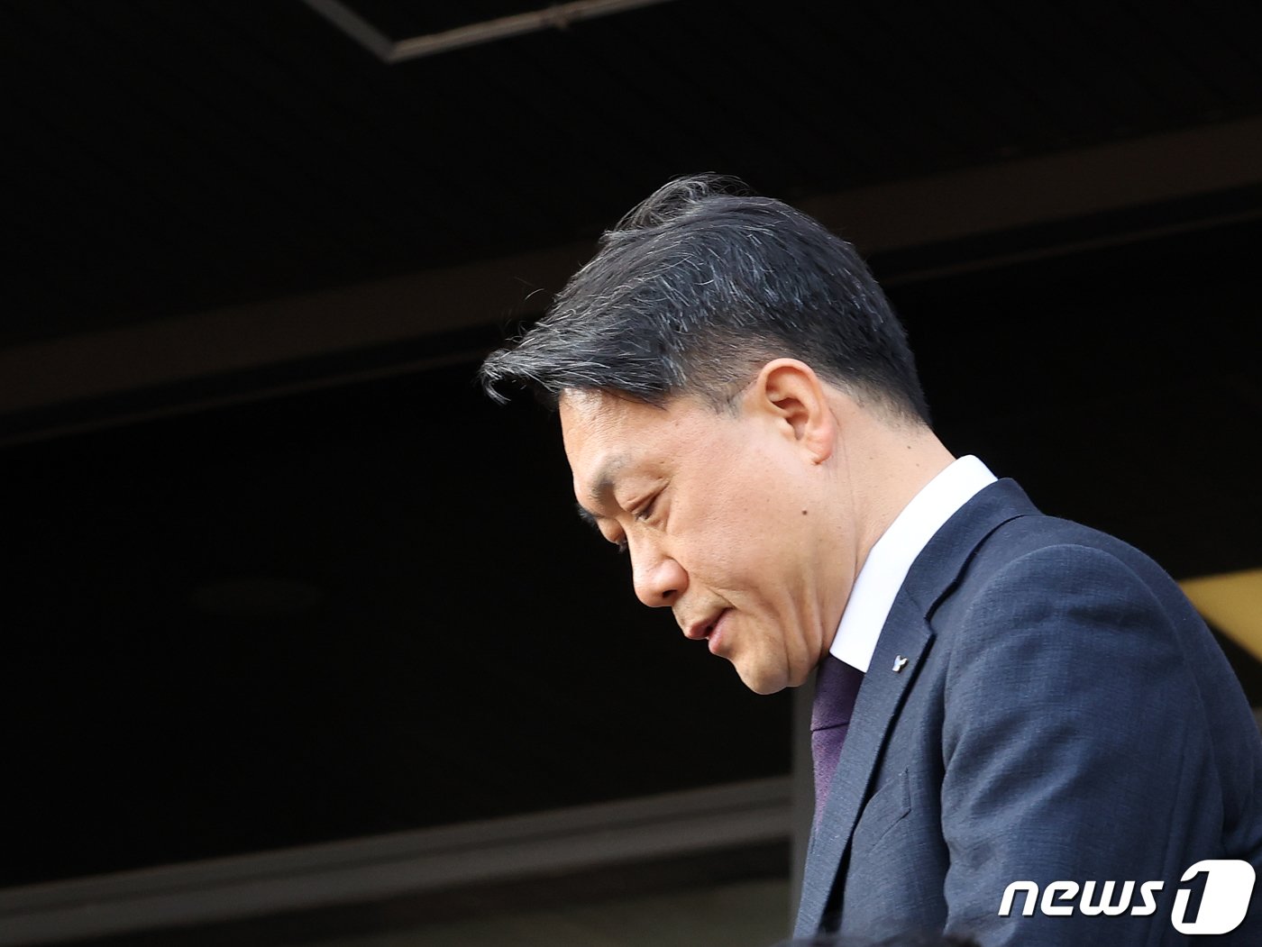본문 이미지 - 김진욱 고위공직자범죄수사처장이 19일 오전 경기 과천 정부과천청사에서 열린 이임식을 마치고 발걸음을 옮기고 있다. 2024.1.19/뉴스1 ⓒ News1 황기선 기자