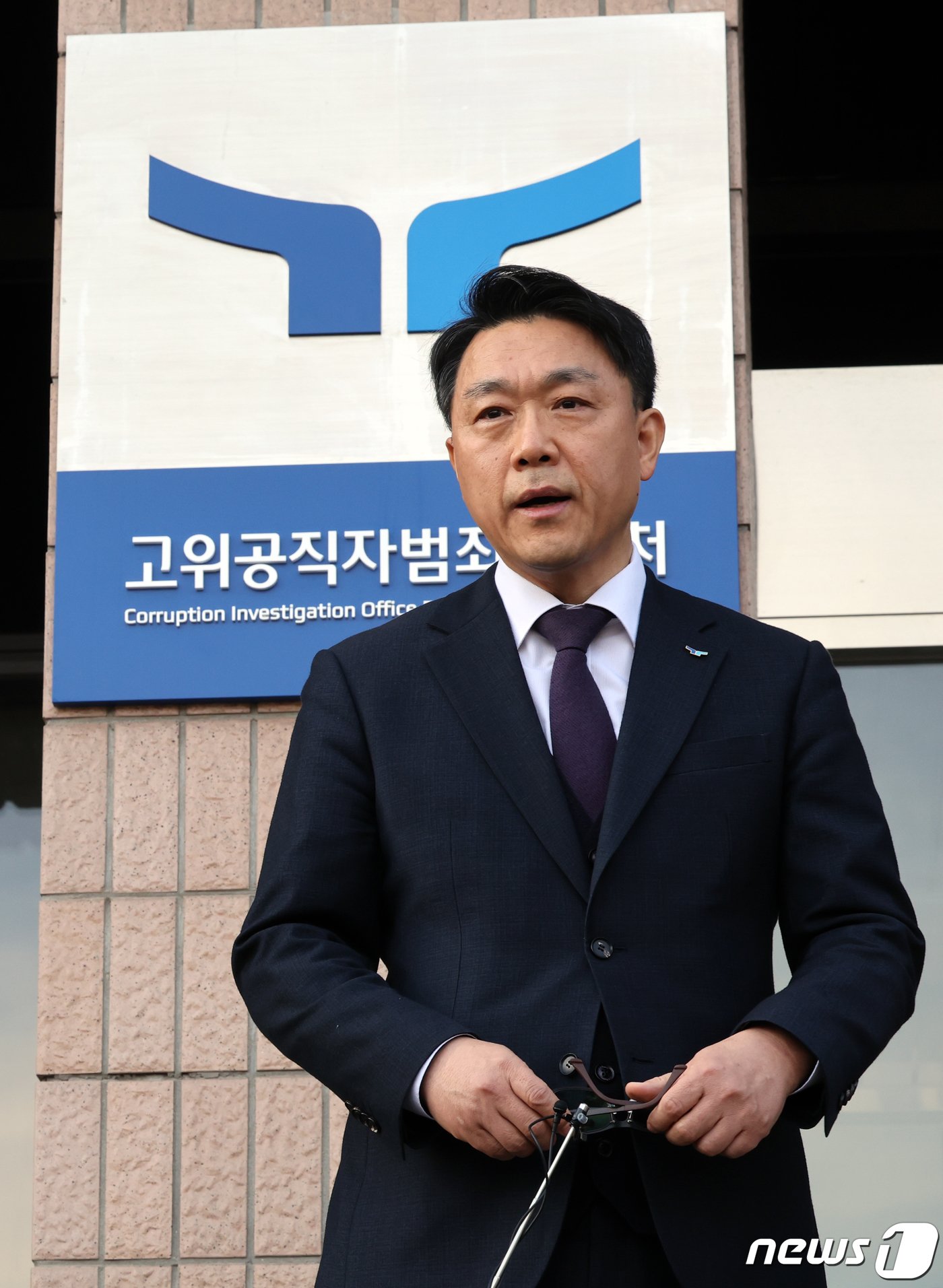 본문 이미지 - 김진욱 고위공직자범죄수사처장이 19일 오전 경기 과천 공수처에서 열린 이임식을 마치고 나서며 소감을 밝히고 있다. 2024.1.19/뉴스1 ⓒ News1 황기선 기자