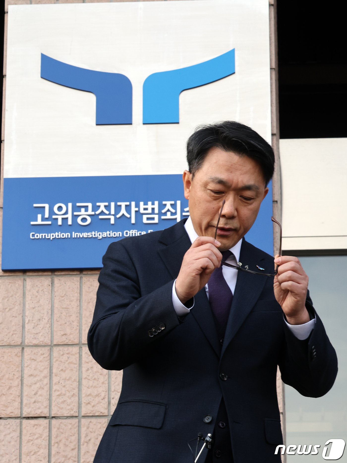 본문 이미지 - 김진욱 고위공직자범죄수사처장이 19일 오전 경기 과천 공수처에서 열린 이임식을 마치고 소감을 밝히던 중 변색안경을 벗고 있다. 2024.1.19/뉴스1 ⓒ News1 황기선 기자