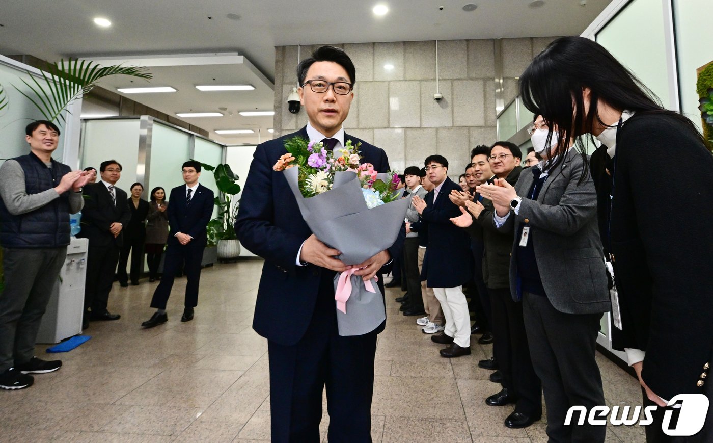 본문 이미지 - 김진욱 고위공직자범죄수사처장이 19일 오전 경기 과천 정부과천청사에서 열린 이임식을 마치고 나서며 직원에게 꽃다발을 받고 있다. (공동취재) 2024.1.19/뉴스1 ⓒ News1 황기선 기자