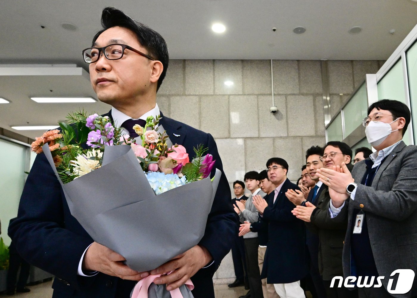 본문 이미지 - 김진욱 고위공직자범죄수사처장이 19일 오전 경기 과천 정부과천청사에서 열린 이임식을 마치고 직원에게 꽃다발을 받아 나서고 있다. (공동취재) 2024.1.19/뉴스1 ⓒ News1 황기선 기자