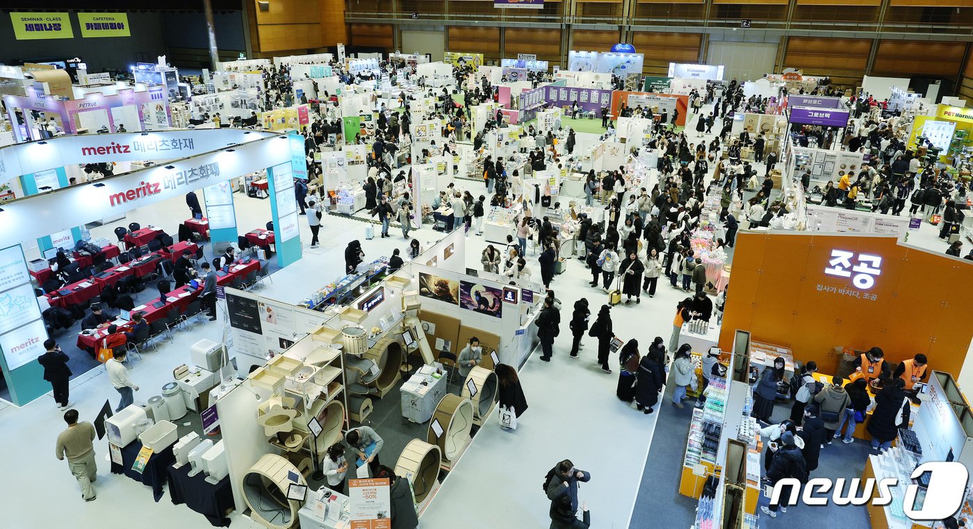 본문 이미지 - 19일 오전 서울 강남구 코엑스에서 열린 2024 가낳지모 캣페어를 찾은 시민들이 반려묘를 위한 물품을 살펴보고 있다. 2024.1.19/뉴스1 ⓒ News1 장수영 기자