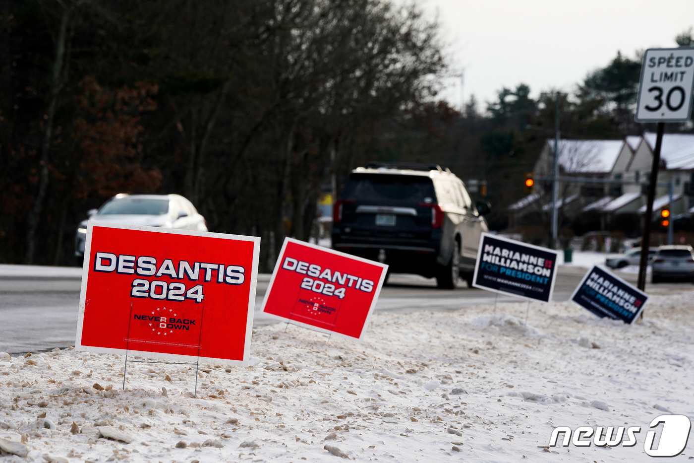(메리맥 로이터=뉴스1) 정지윤 기자 = 18일(현지시간) 미국 뉴햄프셔주 매리멕에서 공화당 대선 예비후보인 론 드산티스 플로리다 주지사를 지지하는 팻말이 보인다. 2024.01. …