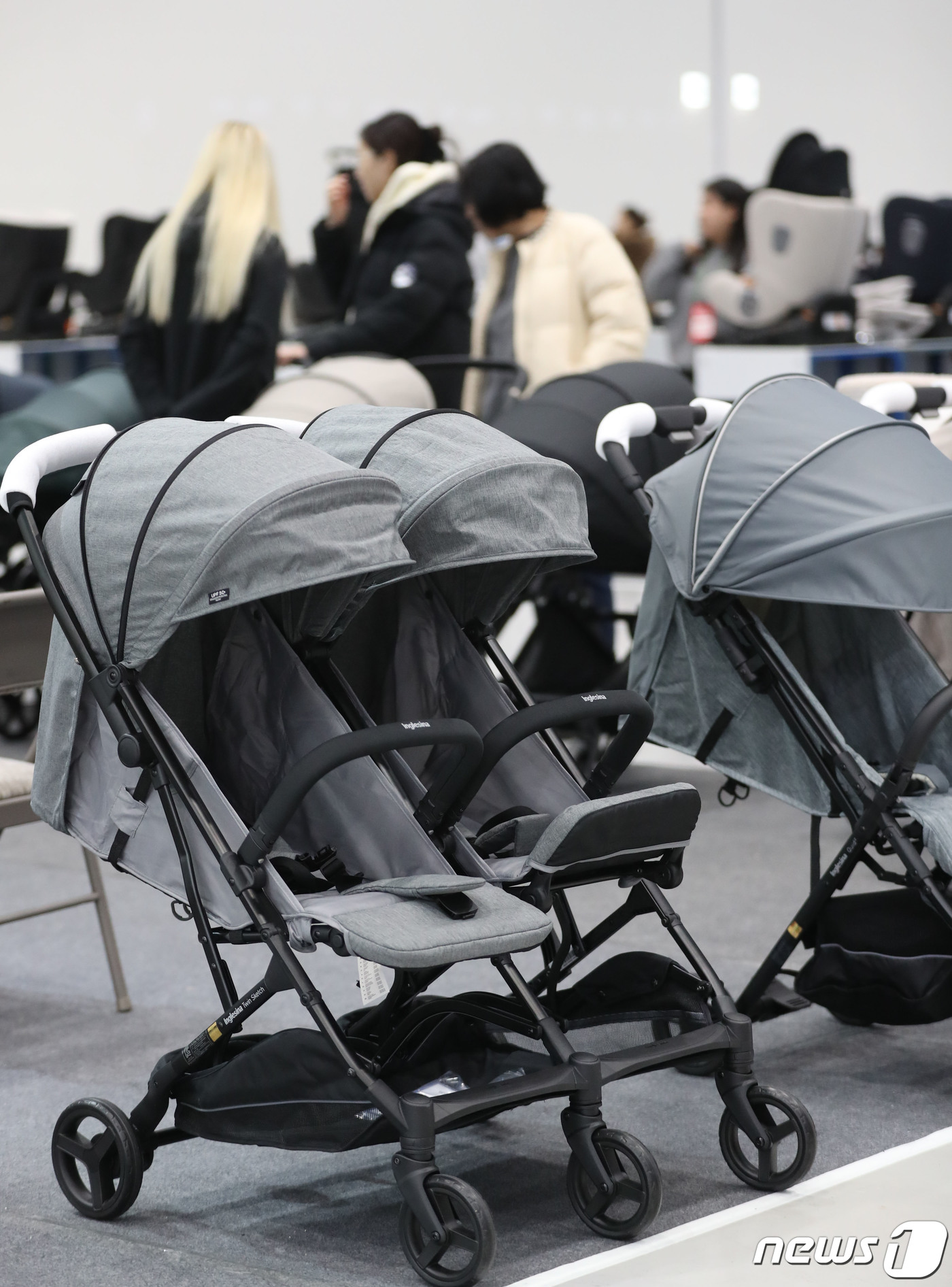 (수원=뉴스1) 김영운 기자 = 19일 경기 수원시 권선구 수원메쎄에서 열린 '수원 코베 베이비페어&유아교육전'를 찾은 시민들이 다양한 출산·육아용품을 둘러보고 있다. 2023.1 …