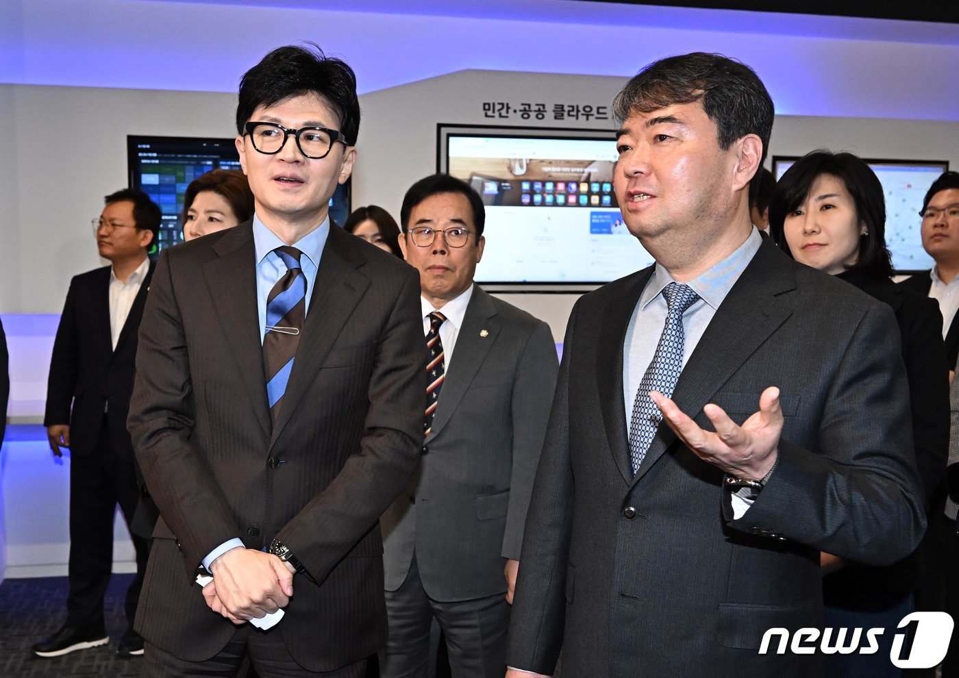 본문 이미지 - 한동훈 국민의힘 비상대책위원장이 19일 서울 중구 더존을지타워에서 열린 '함께하는 AI의 미래' 공공부문 초거대 AI활용 추진 현장간담회에서 김용우 더존비즈온 회장과 대화하고 있다. (공동취재) 2024.1.19/뉴스1 ⓒ News1 임세영 기자