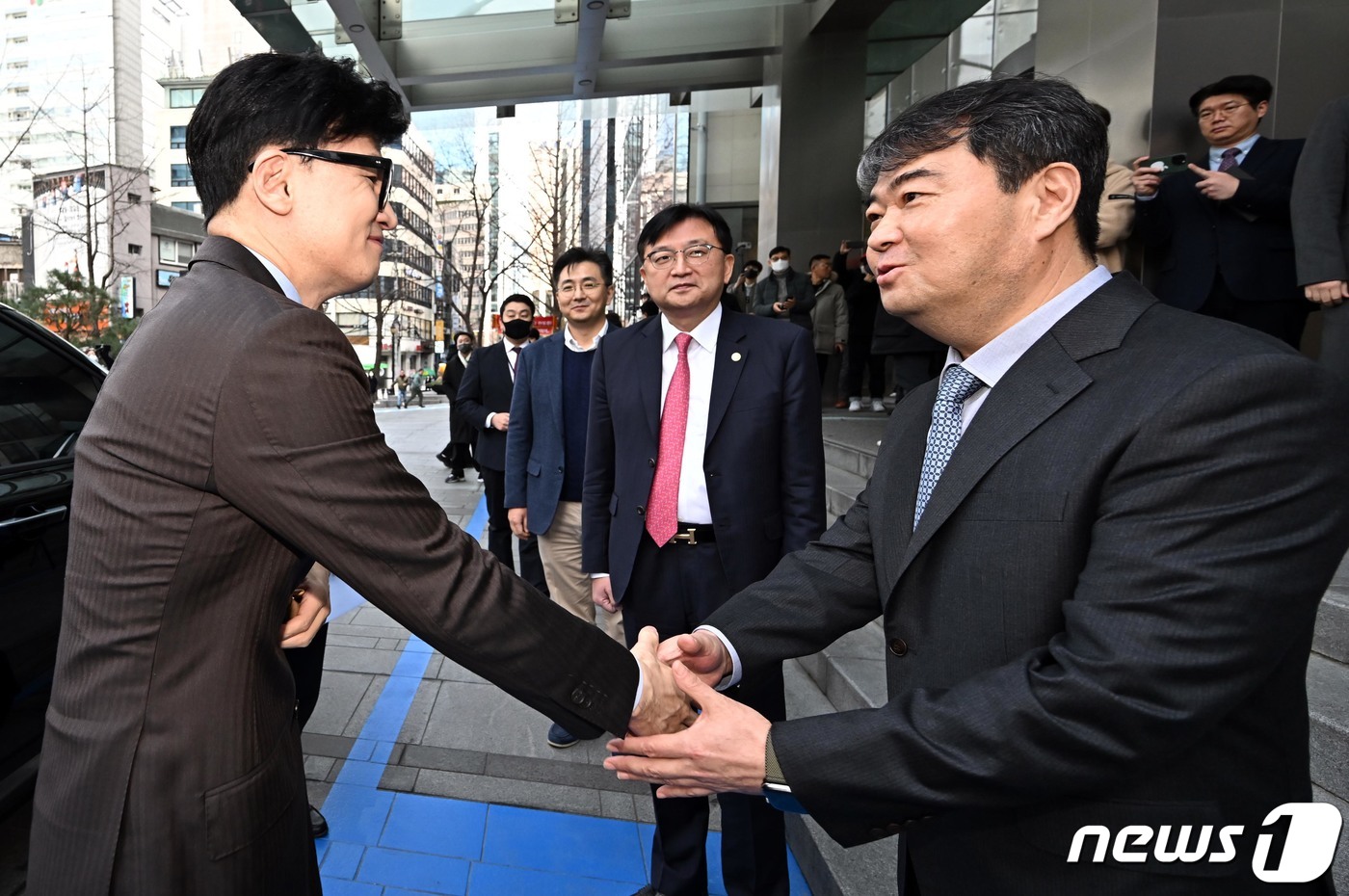 (서울=뉴스1) 임세영 기자 = 한동훈 국민의힘 비상대책위원장이 19일 서울 중구 더존을지타워에서 열린 '함께하는 AI의 미래' 공공부문 초거대 AI활용 추진 현장간담회에 참석해 …