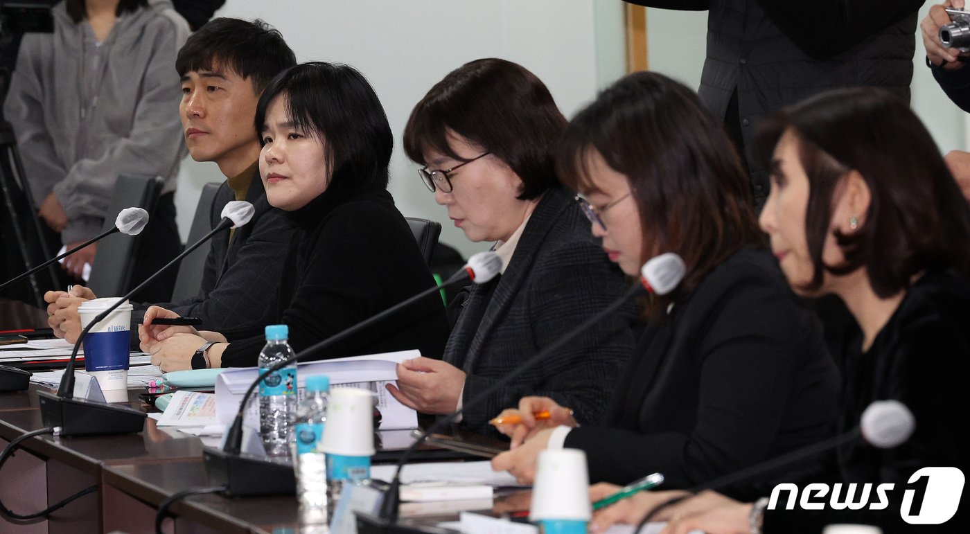 본문 이미지 - 김미영 한국1형당뇨병환우회 대표(왼쪽 두번째)와 채창훈 이사(왼쪽) 등 환우회 및 학회 관계자들이 1월19일 오후 서울 서초구 건강보험심사평가원에서 열린 1형 당뇨 환자 단체 및 학회 간담회 중 박민수 보건복지부 2차관의 인사말을 듣고 있다.  2024.1.19/뉴스1 ⓒ News1 장수영 기자