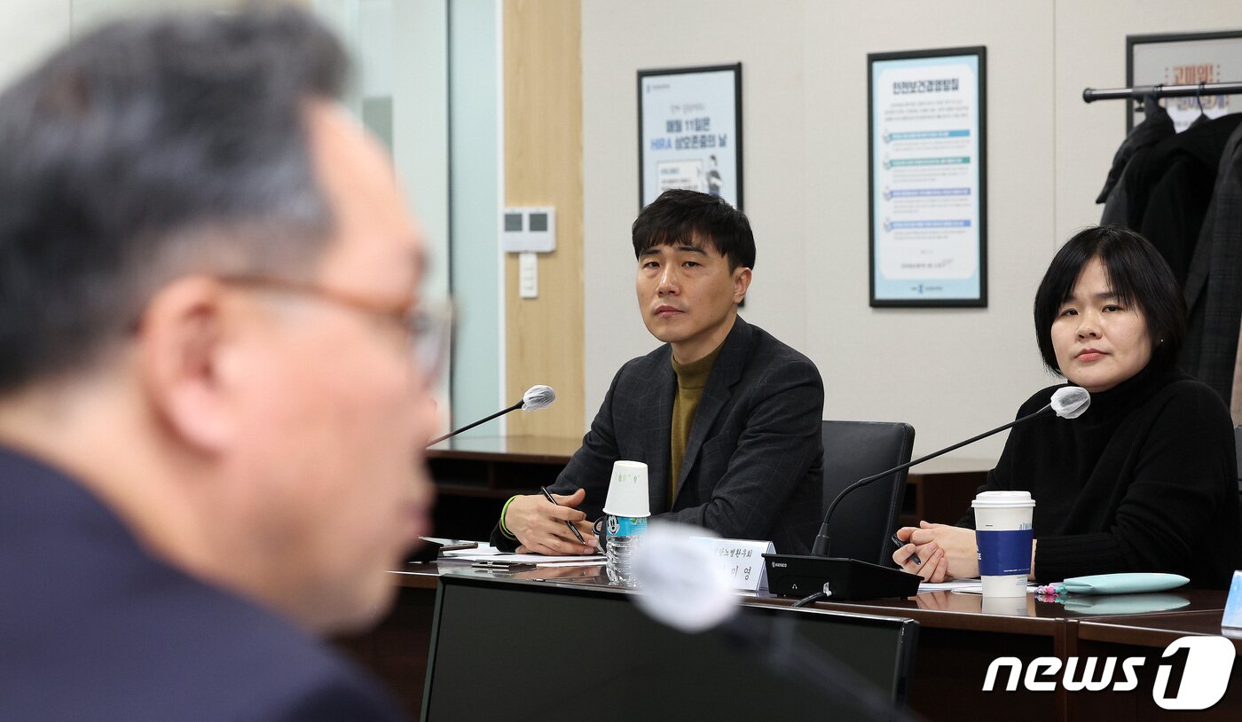 본문 이미지 - 김미영 한국1형당뇨병환우회 대표(오른쪽)와 채창훈 이사(가운데)가 19일 오후 서울 서초구 건강보험심사평가원에서 열린 1형 당뇨 환자 단체 및 학회 간담회 중 박민수 보건복지부 2차관의 인사말을 듣고 있다. 2024.1.19/뉴스1 ⓒ News1 장수영 기자