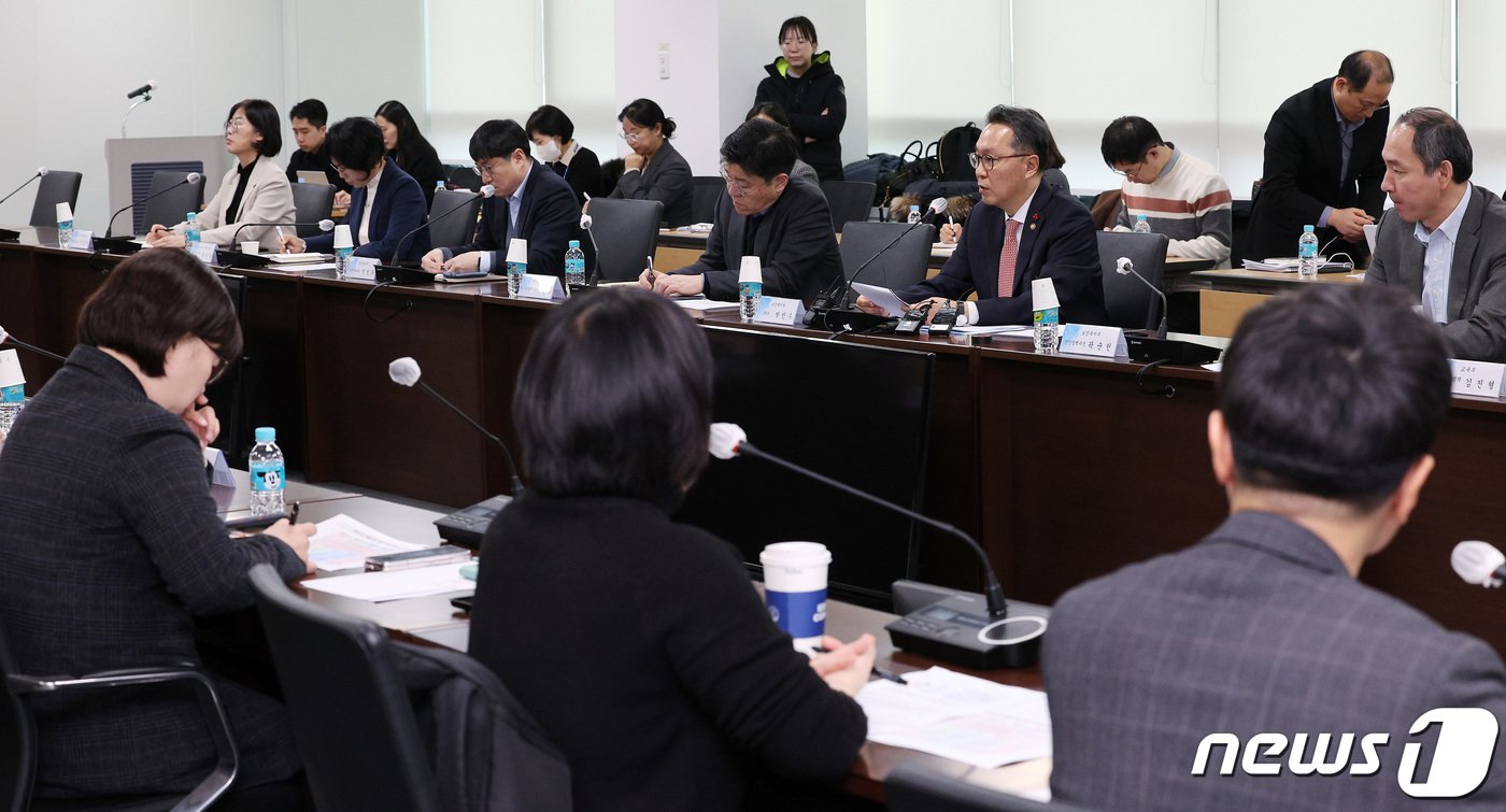 본문 이미지 - 박민수 보건복지부 제2차관이 19일 오후 서울 서초구 건강보험심사평가원에서 열린 1형 당뇨 환자 단체 및 학회 간담회에서 인사말을 하고 있다.2024.1.19/뉴스1 ⓒ News1 장수영 기자