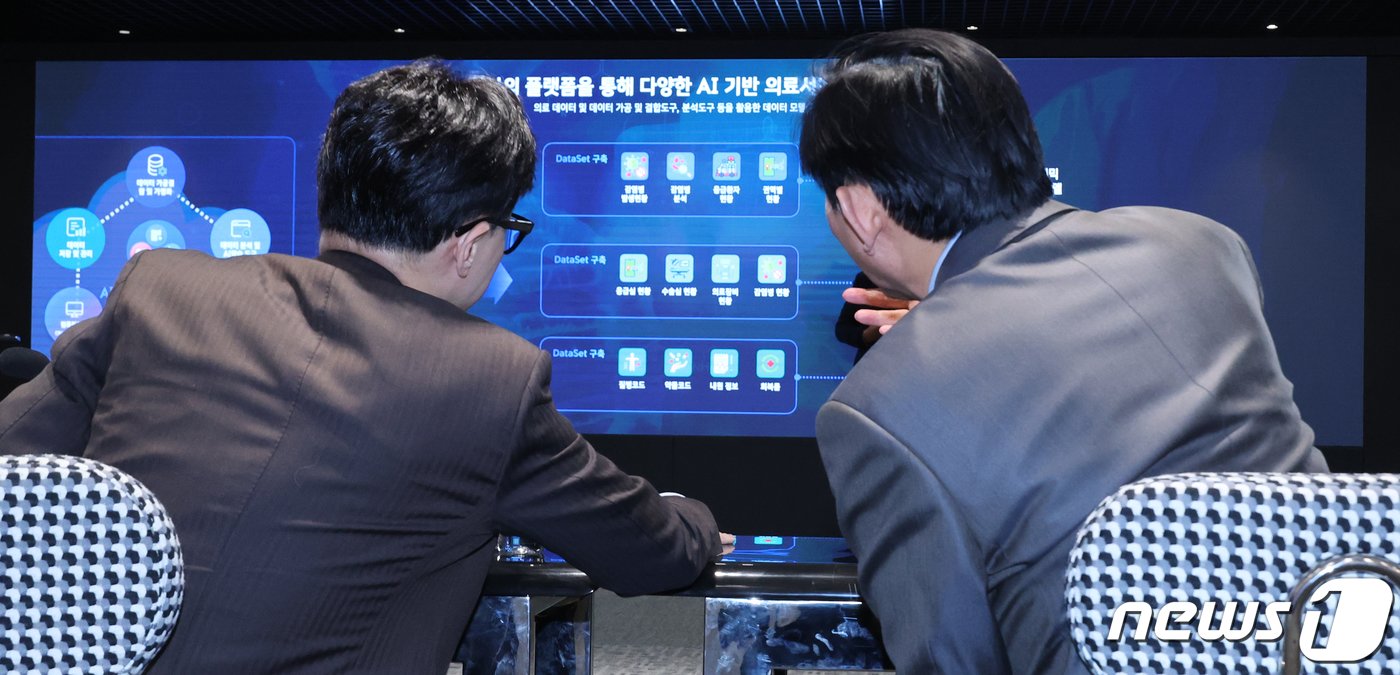 본문 이미지 - 한동훈 국민의힘 비상대책위원장(왼쪽)과 고진 대통령 직속 디지털플랫폼정부위원장이 19일 서울 중구 정보통신기술 전문기업 더비즈온에서 열린 '함께하는 AI의 미래' 민당정 간담회에서 공공부문 초거대 AI 시연을 보고 있다. (공동취재) 2024.1.19/뉴스1 ⓒ News1 임세영 기자