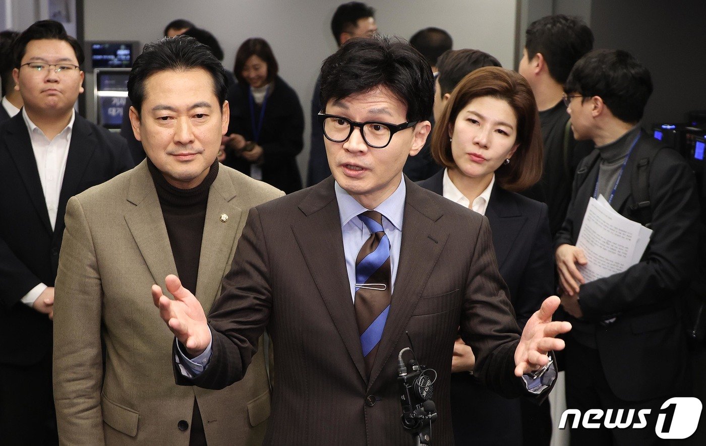 본문 이미지 - 한동훈 국민의힘 비상대책위원장이 19일 서울 중구 더존을지타워에서 열린 '함께하는 AI의 미래' 공공부문 초거대 AI활용 추진 현장간담회를 마치고 취재진의 질문에 답하고 있다. (공동취재) 2024.1.19/뉴스1 ⓒ News1 임세영 기자