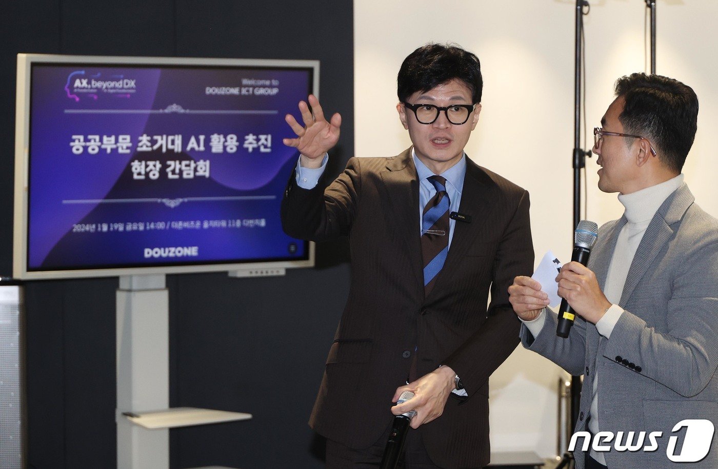 본문 이미지 - 국민의힘 한동훈 비대위원장이 19일 오후 서울 중구 을지로 더존비즈온 을지로점에서 열린 ‘공공부문 초거대 AI활용 추진 현장 간담회’에서 공공민원 관련 GPT 연동 AI휴먼과 실시간 대화 서비스를 체험하고 있다. (공동취재) 2024.1.19/뉴스1 ⓒ News1 임세영 기자