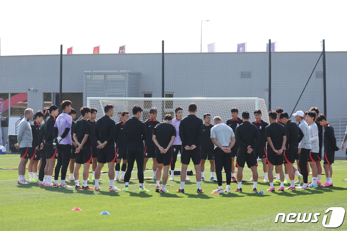 2023 아시아축구연맹&#40;AFC&#41; 카타르 아시안컵에 출전 중인 대한민국 축구대표팀 선수들이 19일&#40;현지시간&#41; 카타르 도하 알 에글라 트레이닝 센터에서 훈련 전 클린스만 감독 지시를 듣고 있다. 위르겐 클린스만 감독이 이끄는 축구대표팀은 오는 20일 요르단과 조별리그 2차전을 치른다. 2024.1.19/뉴스1 ⓒ News1 김성진 기자