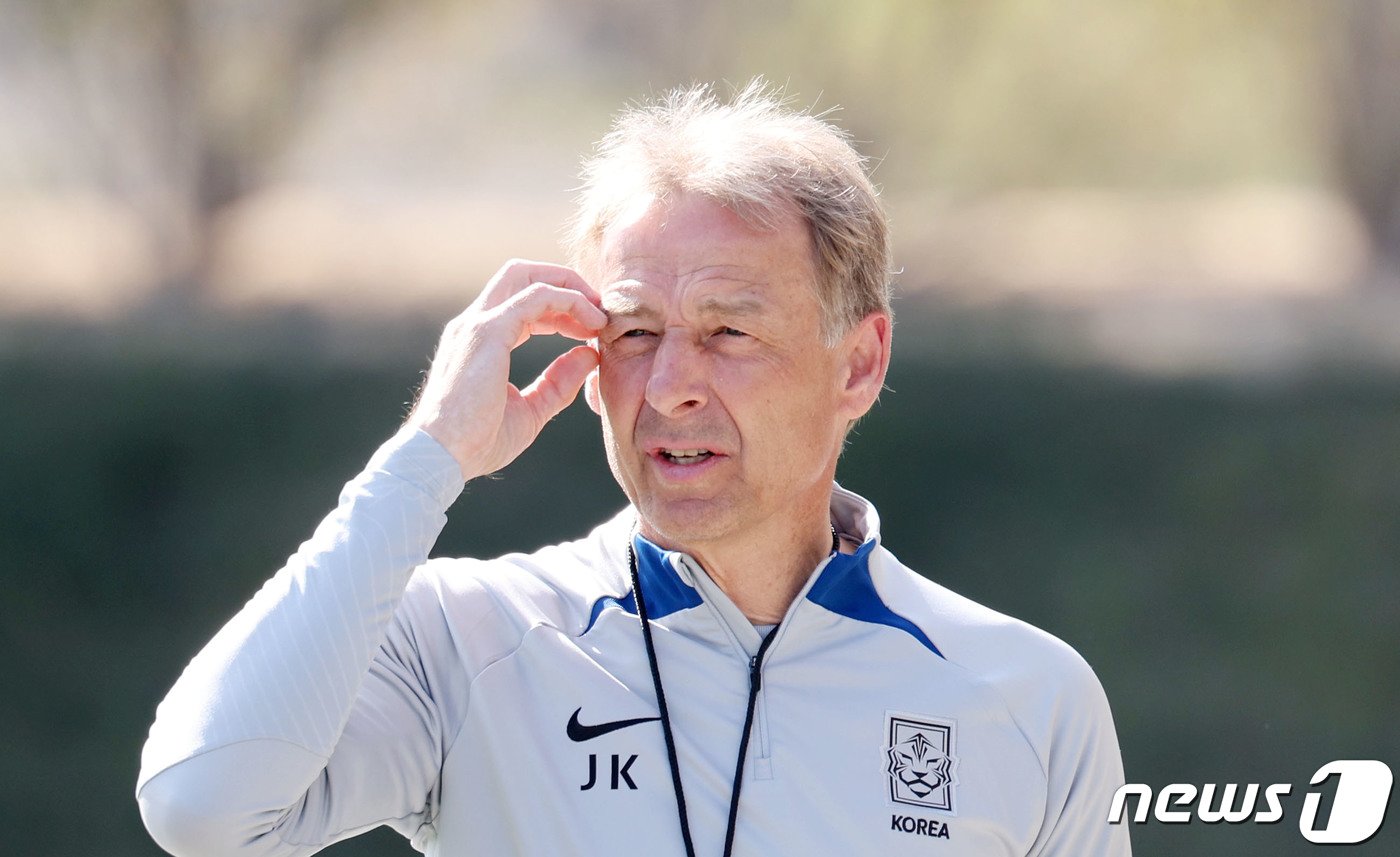 본문 이미지 - 2023 아시아축구연맹(AFC) 카타르 아시안컵에 출전 중인 대한민국 축구대표팀 위르겐 클린스만 감독이 19일(현지시간) 카타르 도하 알 에글라 트레이닝 센터에서 머리를 긁적이고 있다. 위르겐 클린스만 감독이 이끄는 축구대표팀은 오는 20일 요르단과 조별리그 2차전을 치른다. 2024.1.19/뉴스1 ⓒ News1 김성진 기자