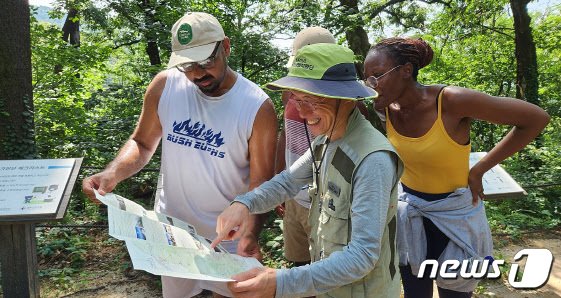 본문 이미지 -  서울시 보람일자리에 참여한 시민.(서울시 제공)