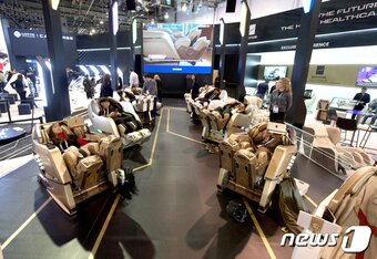 본문 이미지 - CES2024 참관객들이 바디프랜드 '헬스케어로봇'을 이용하고 있다. (바디프랜드 제공)