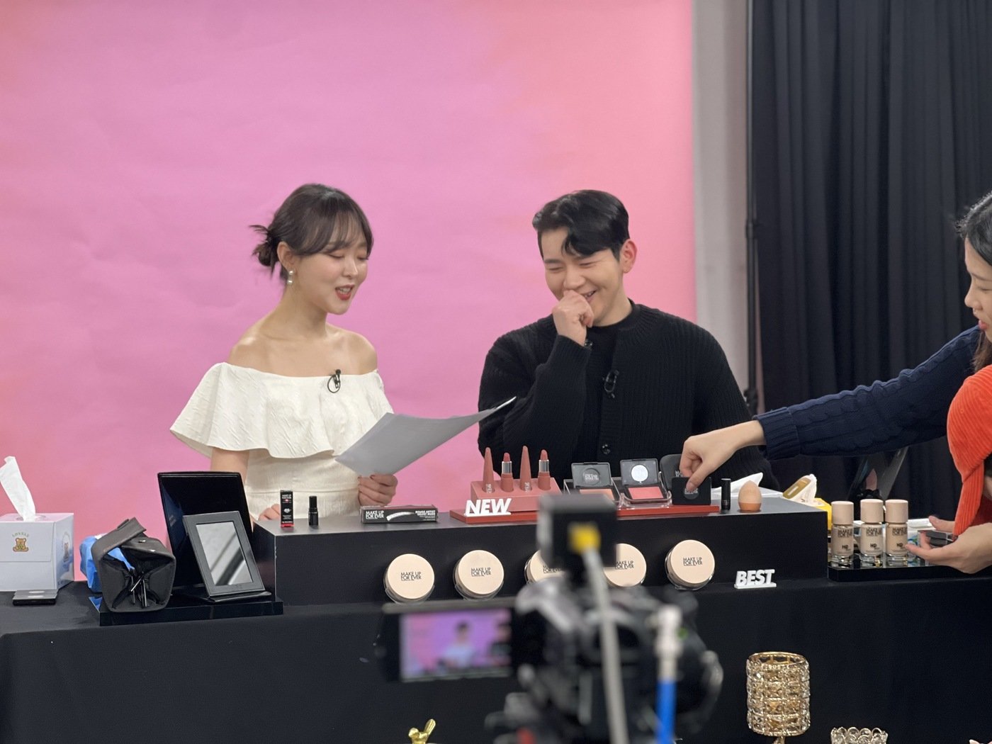 본문 이미지 - 현대홈쇼핑 '쇼라' 라이브 방송 현장.(현대홈쇼핑 제공)