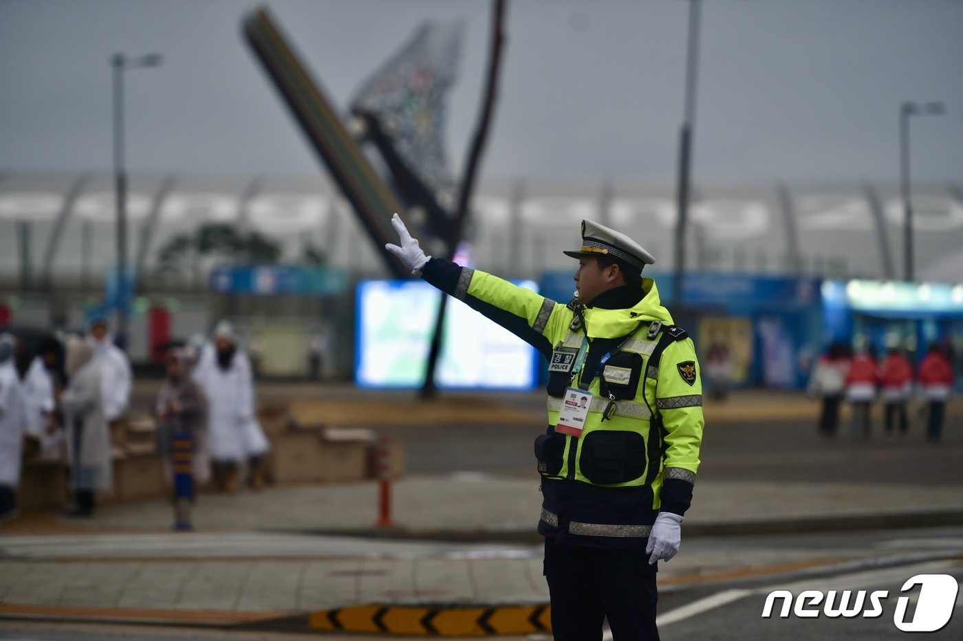 19일 ‘2024강원동계청소년올림픽’ 개막식이 열리는 강릉 올림픽파크 일대에서 강원경찰이 개막식 안전을 위한 경찰활동에 만전을 기하고 있다.&#40;강원경찰청 제공&#41;2024.1.19./ ⓒ News1 이종재 기자