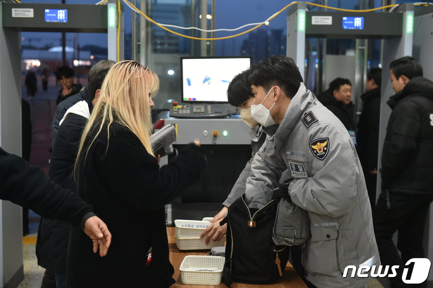 본문 이미지 - 19일 ‘2024강원동계청소년올림픽’ 개막식이 열리는 강릉 올림픽파크 일대에서 강원경찰이 개막식 안전을 위한 경찰활동에 만전을 기하고 있다.(강원경찰청 제공)2024.1.19./ ⓒ News1