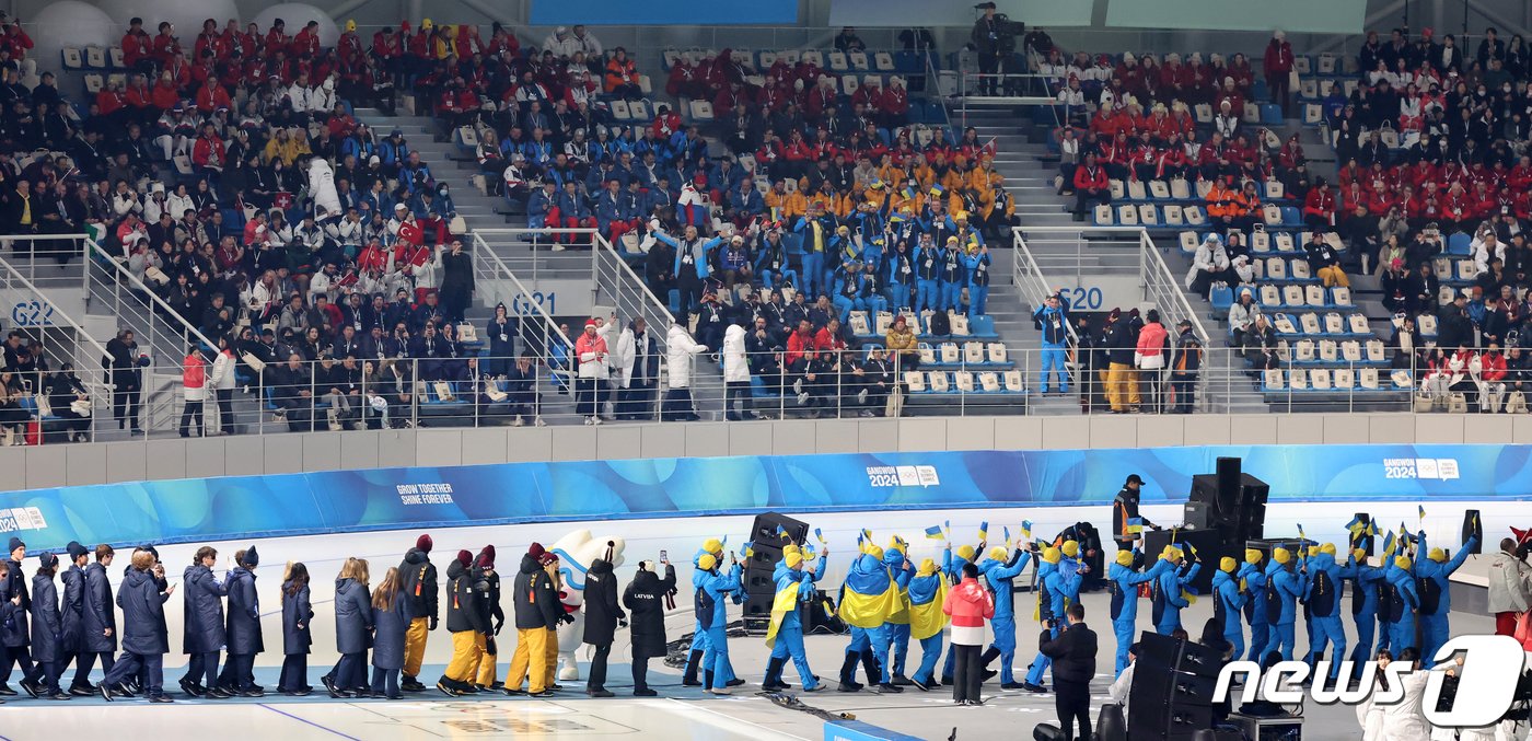 본문 이미지 - 19일 오후 강원도 강릉 스피드스케이팅 경기장(강릉 OVAL)에서 열린 2024 강원동계청소년올림픽 개회식에서 우크라이나 선수단을 포함한 각 국 선수단이 음악에 맞춰 춤을 추고 있다. 2024.1.19/뉴스1 ⓒ News1 김진환 기자