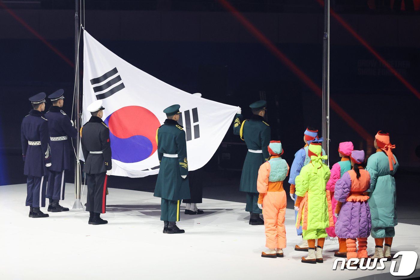 본문 이미지 - 19일 강원도 강릉 스피드스케이팅 경기장(강릉 OVAL)에서 열린 2024 강원동계청소년올림픽 개회식에서 태극기가 게양되고 있다. 2024.1.19/뉴스1 ⓒ News1 김진환 기자
